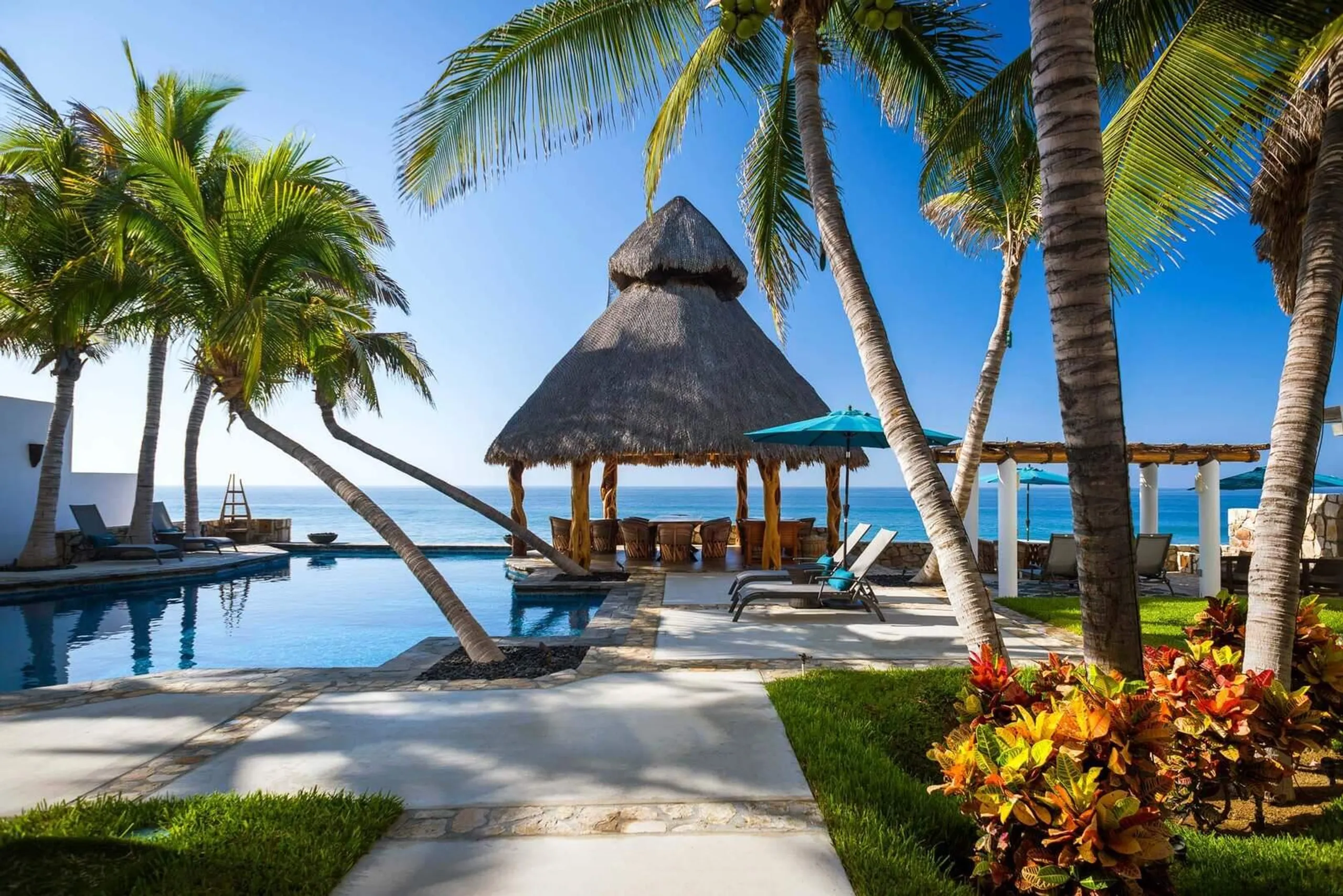 Light-filled Beachfront Haven with Private Heated Pool — photograph 9