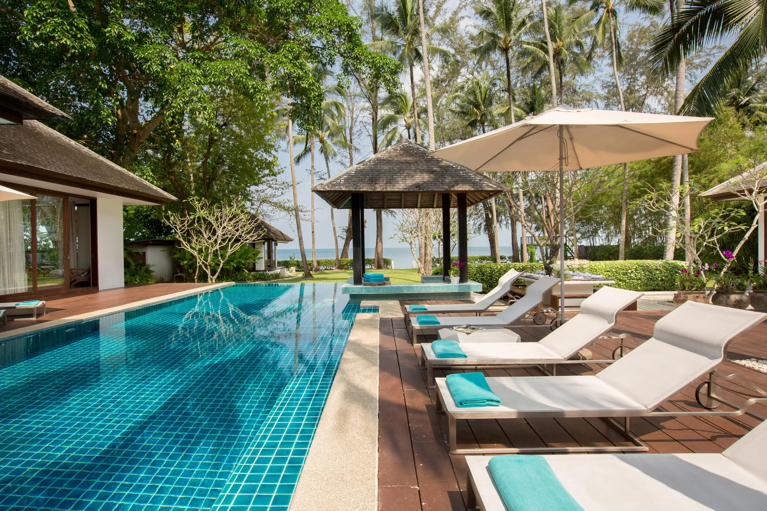 Airy and Spacious Beachfront Escape with Private Pool and Prime Sunset Views — photograph 2