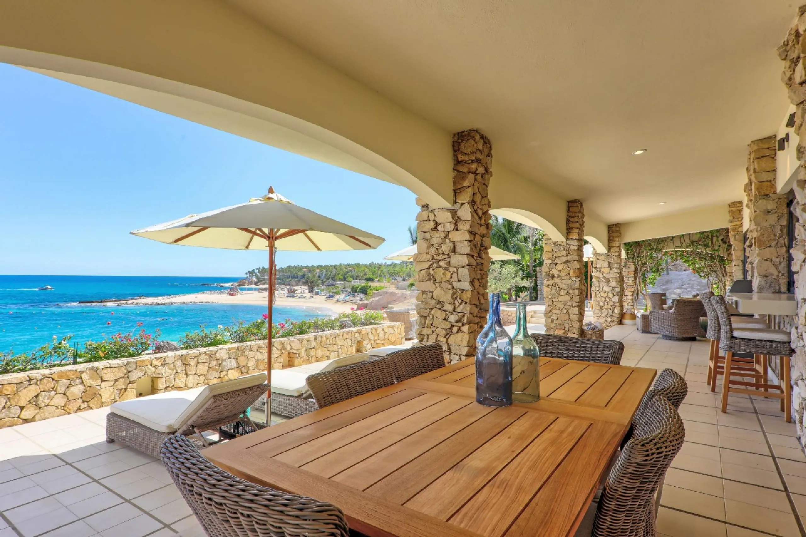 Charming Oceanfront Palmilla Estate with Private Pool and Ocean Views — photograph 2
