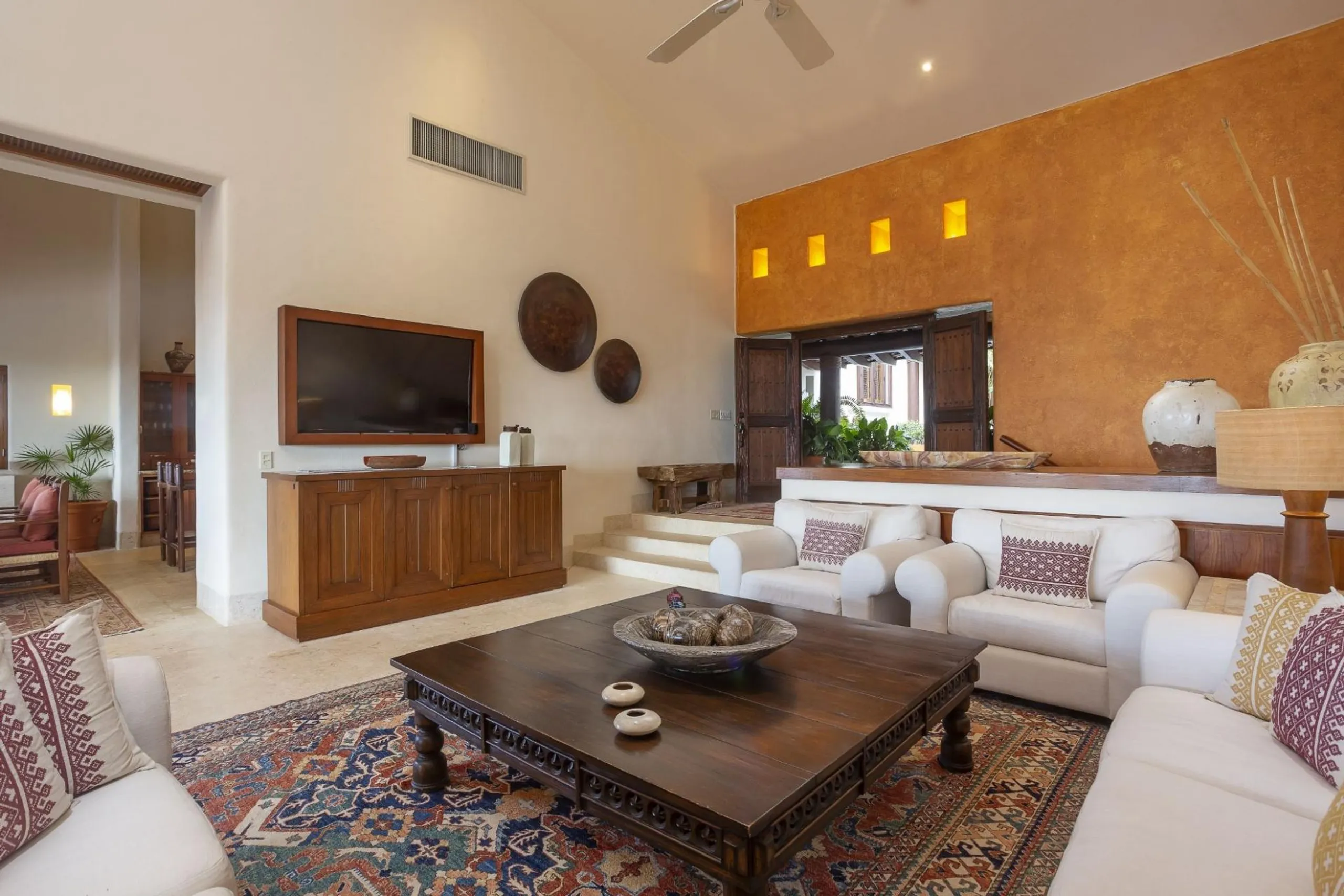 Refined Four-Bedroom Villa with Infinity Pool & Panoramic Ocean Views — photograph 12