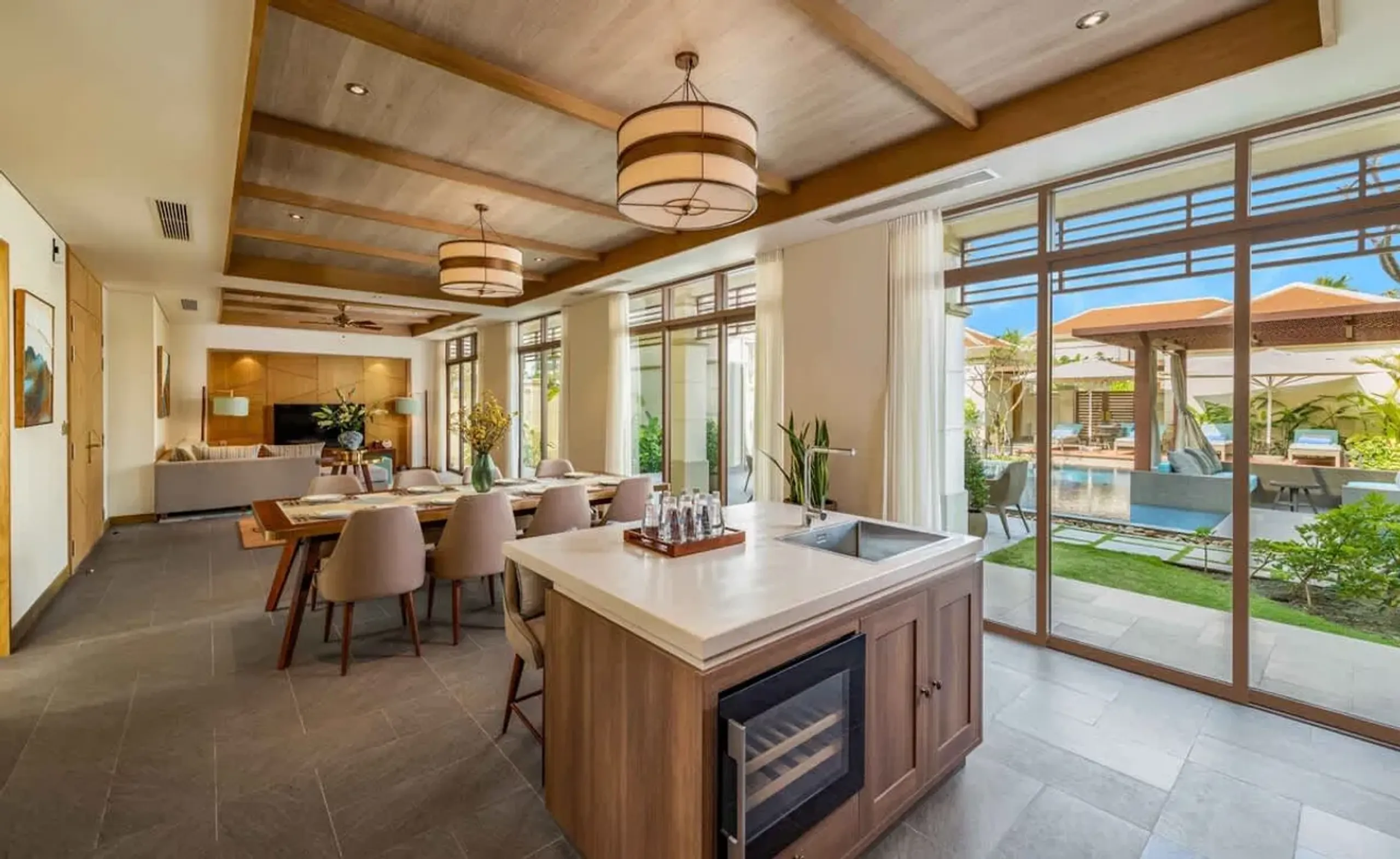 Sumptuous Retreat with Panoramic Ocean Views, and  Infinity Pool — photograph 9