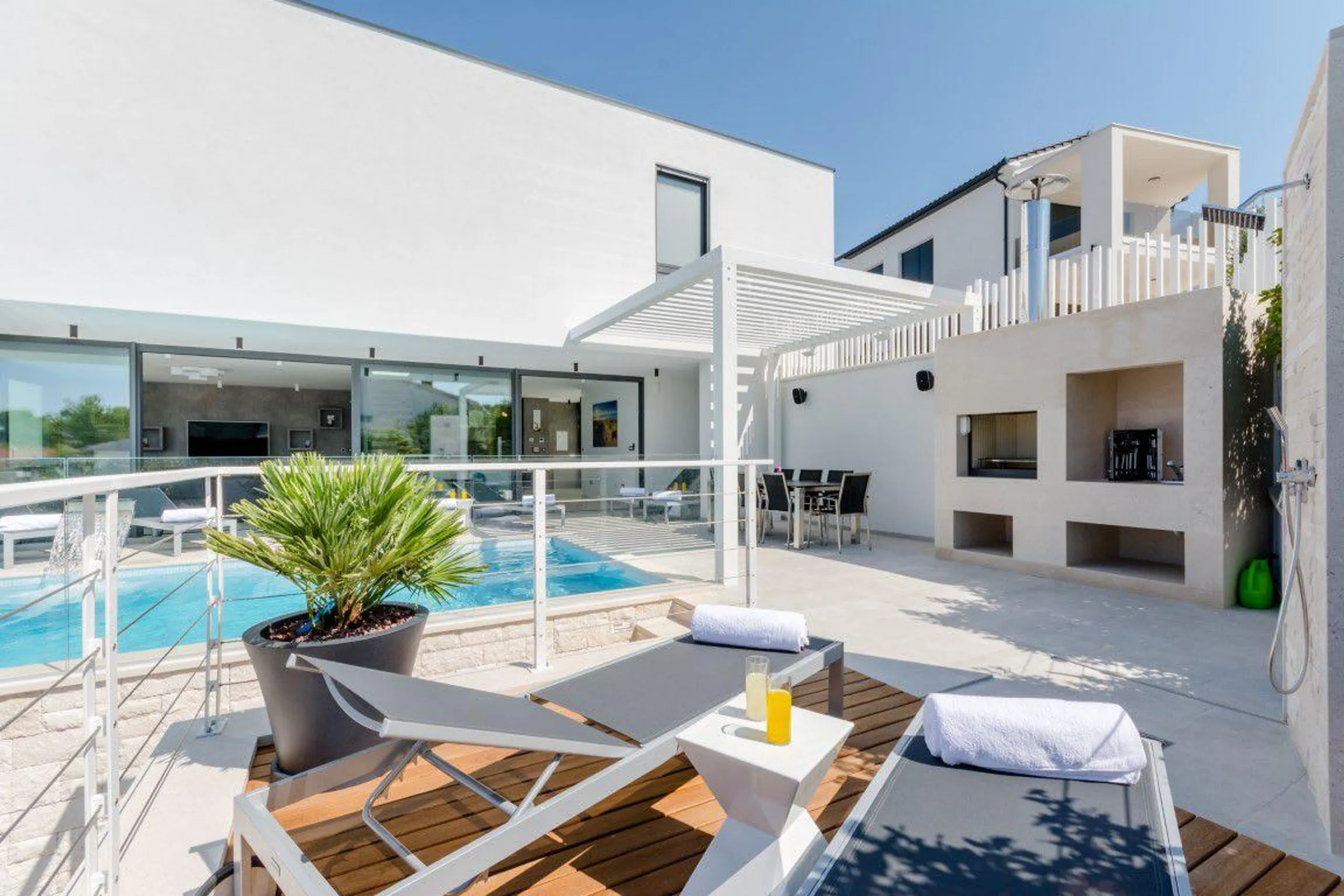 Luxurious Solid Villa with Unique Infinity Pool and Sutivan Sea Views — photograph 3