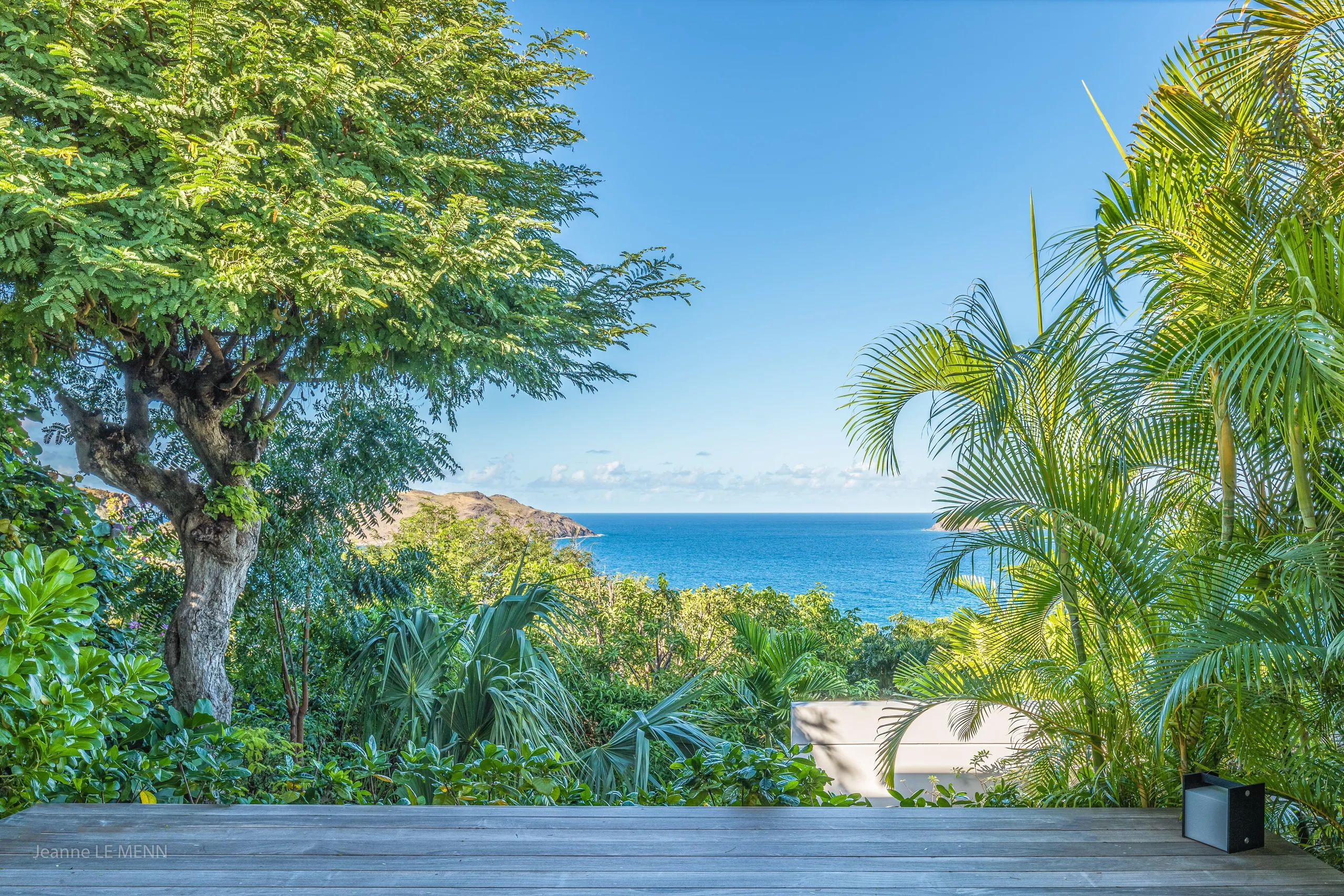 Tranquil Seaside Villa with Private Pool and Fitness Room — photograph 5