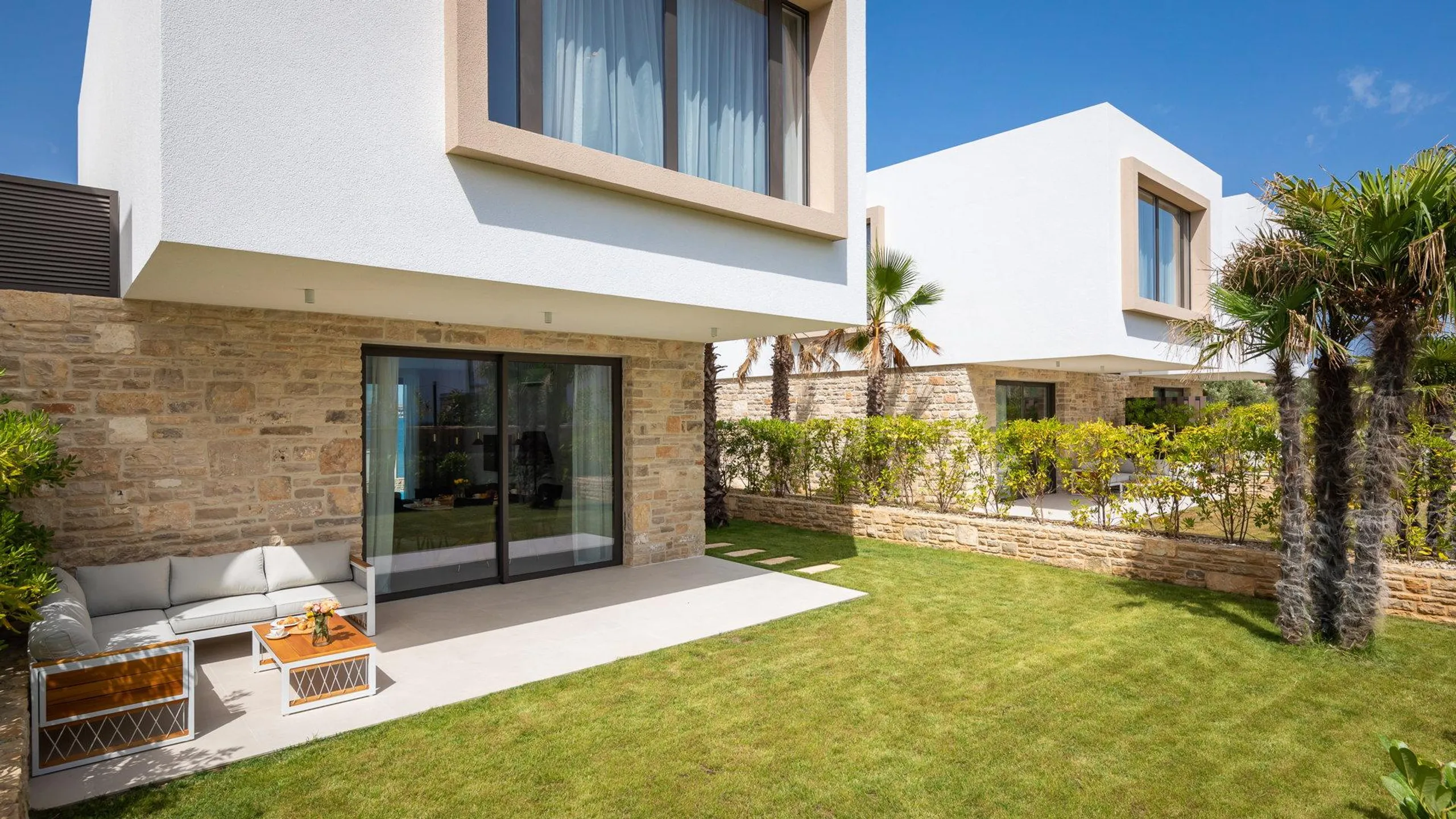Gleaming Villa with Pool with Endless Sea on the Horizon — photograph 12