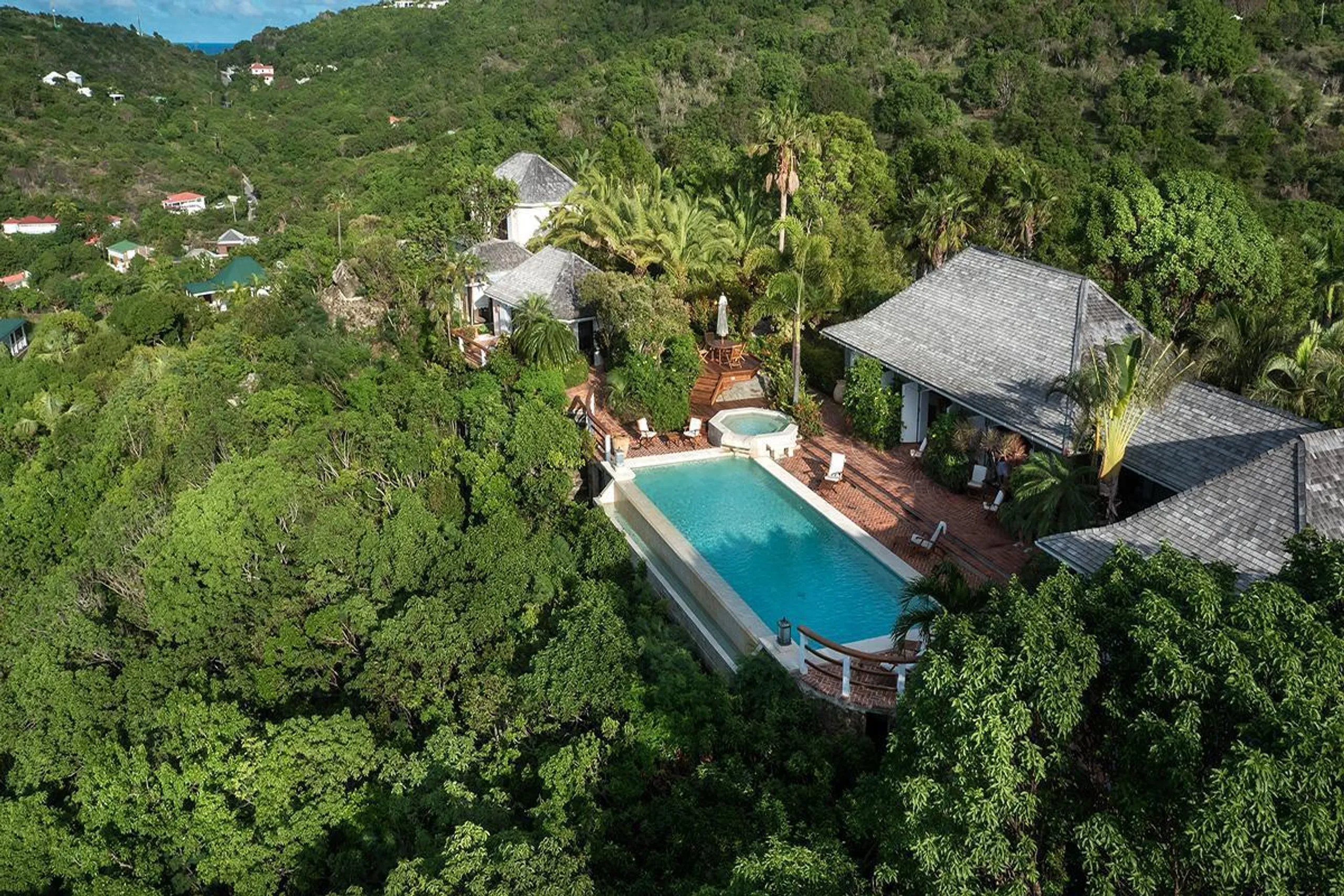 Stunning Oceanside Estate with Private Pool and Jacuzzi — photograph 5