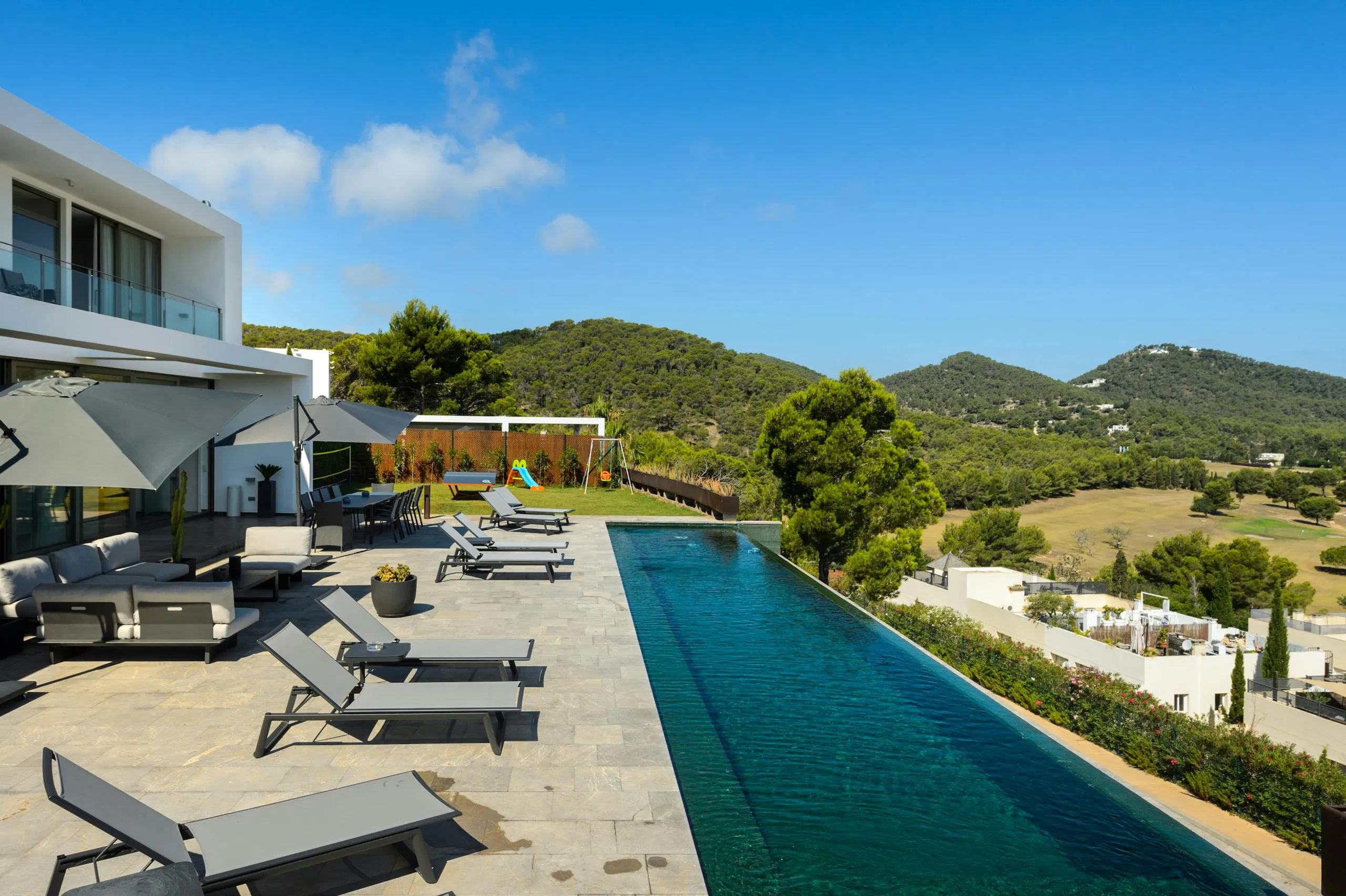 Serene Contemporary Villa in Ibiza with Infinity Pool and Panoramic Views — photograph 4