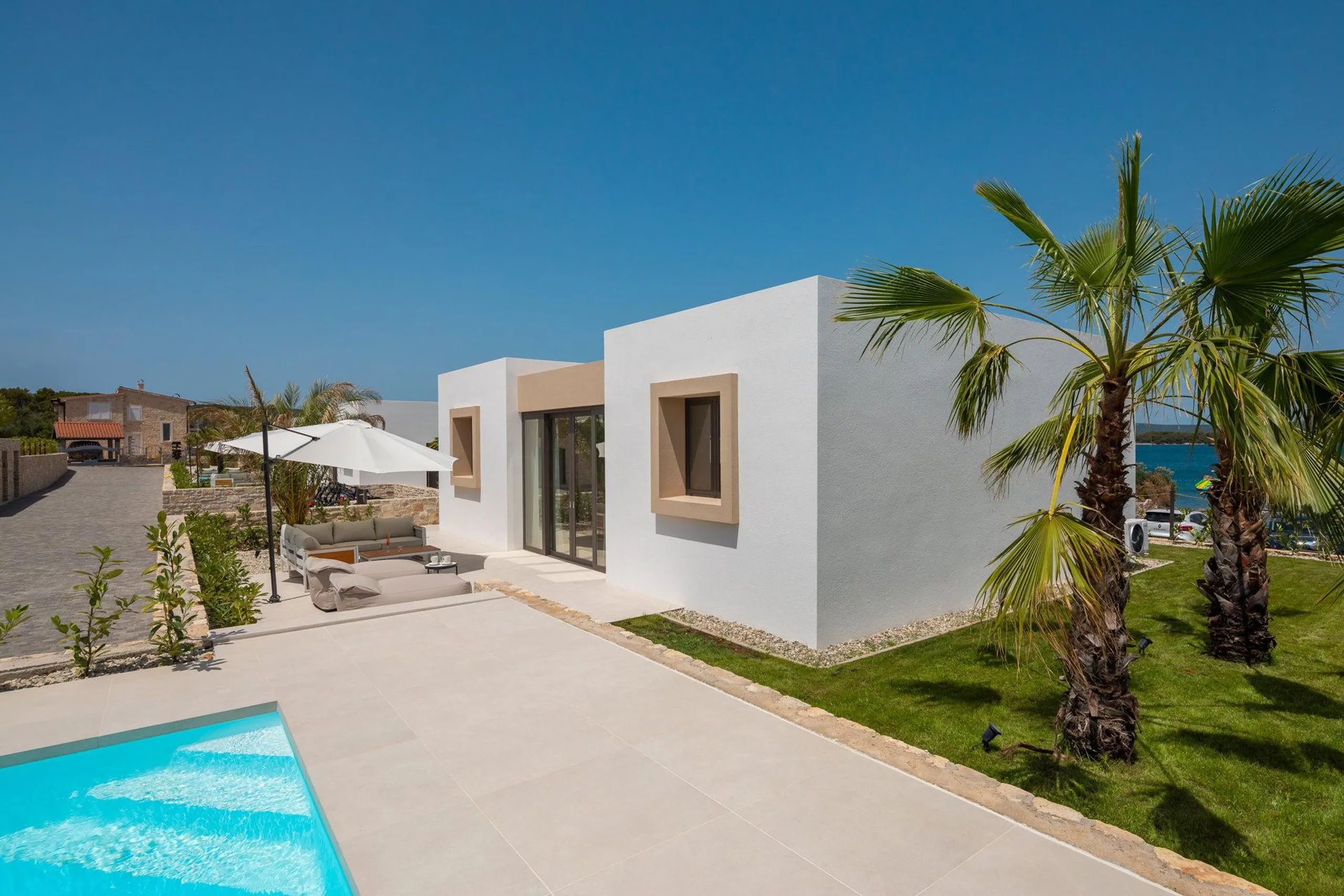 Plush Villa with Pool and Sea Views — photograph 3