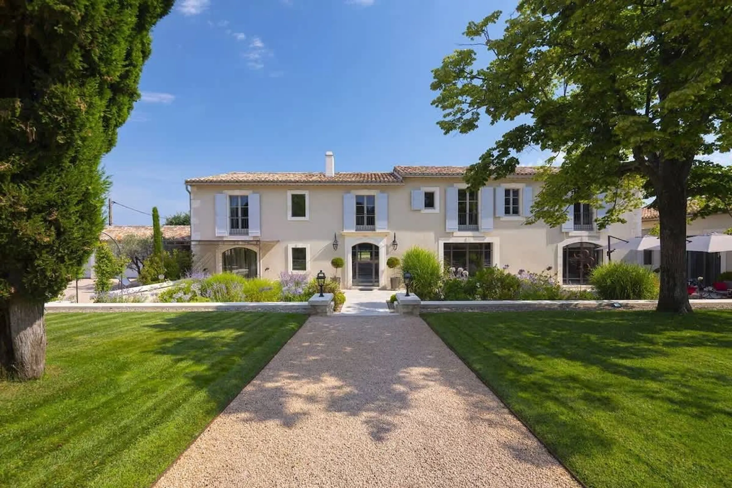 Majestic Saint-Rémy-de-Provence Retreat with Private 9x9m Pool and Tranquil Gardens — photograph 2