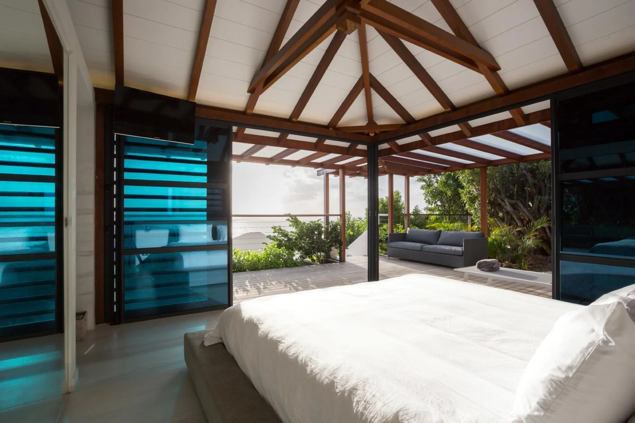 Gleaming Caribbean Villa with Private Pool and Ocean Views — photograph 12