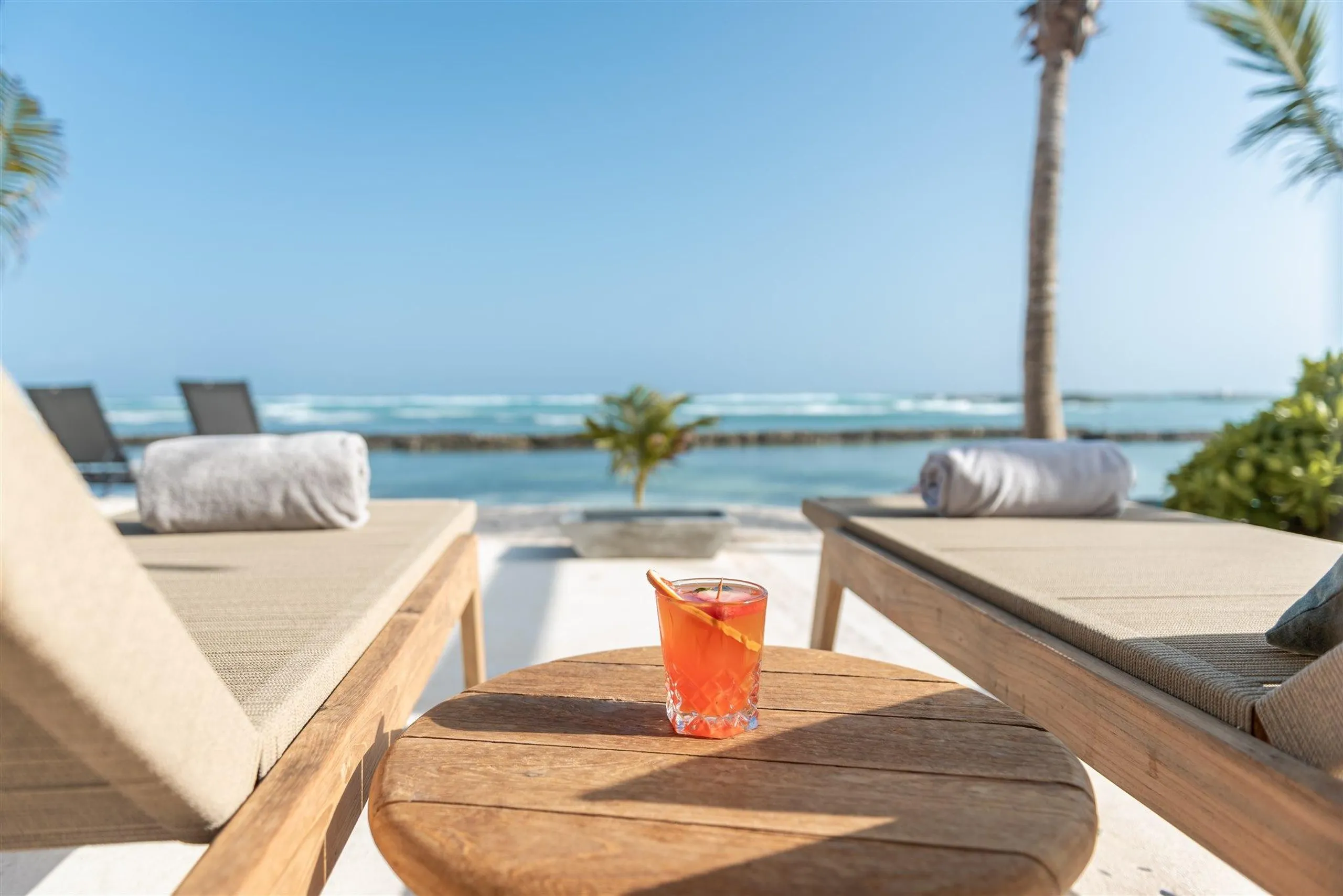 Sumptuous 12-Suite Villa with Private Pool, Bar, and Oceanfront Views — photograph 3