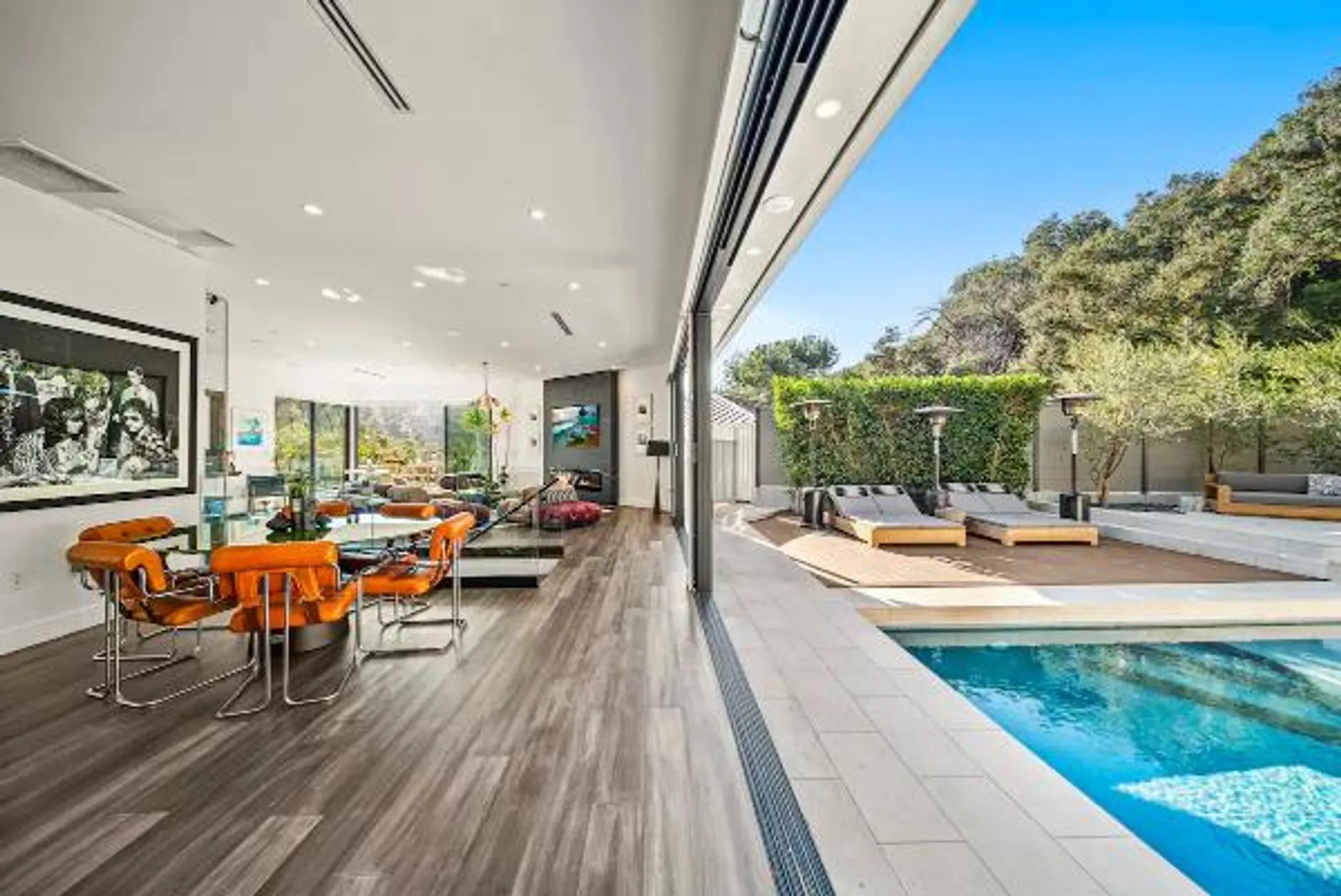 Grandiose Estate with Private Pool and Indoor-Outdoor Living — photograph 4