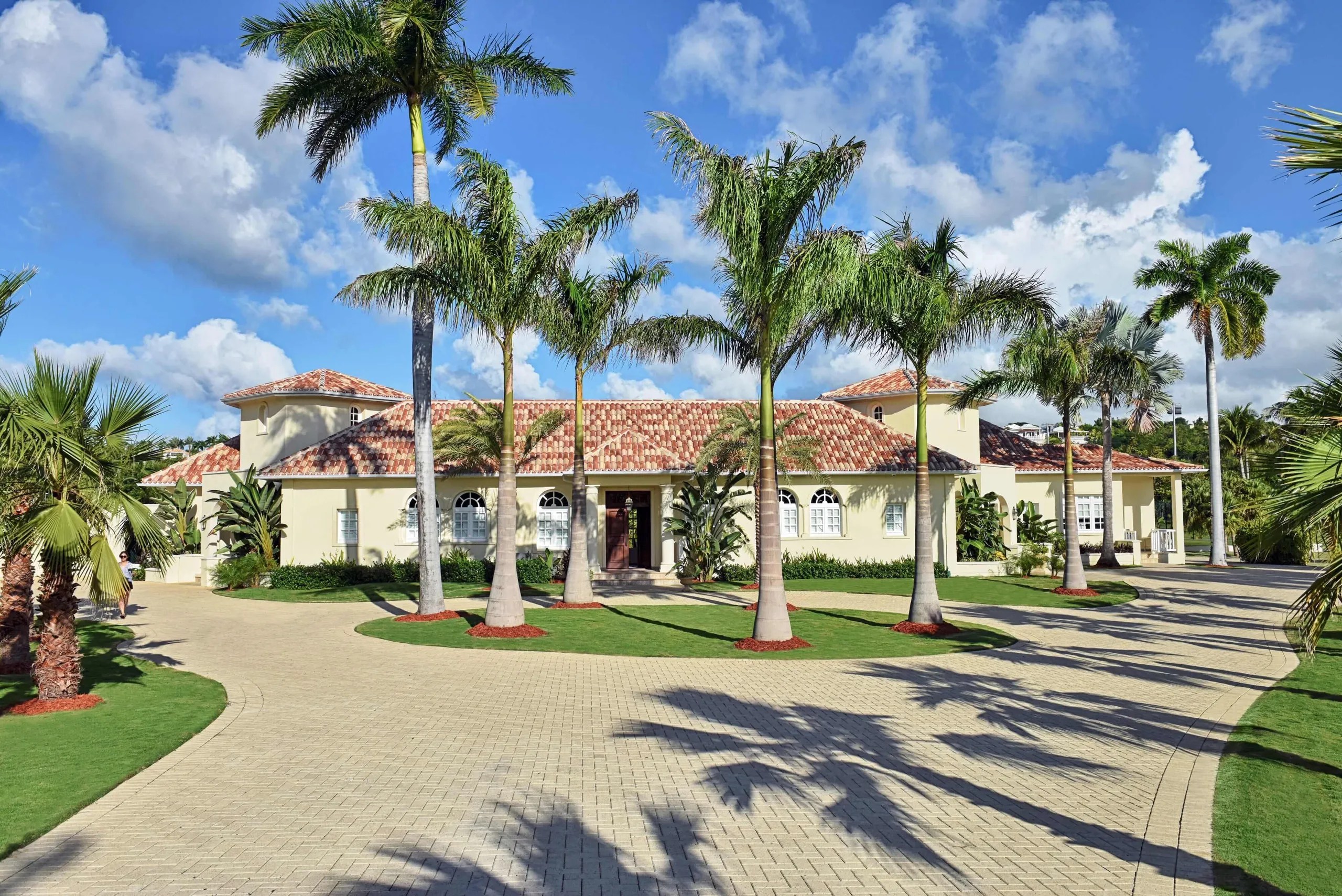 Elegant Private Beachfront Estate with Large Private Pool and Ocean Views — photograph 11