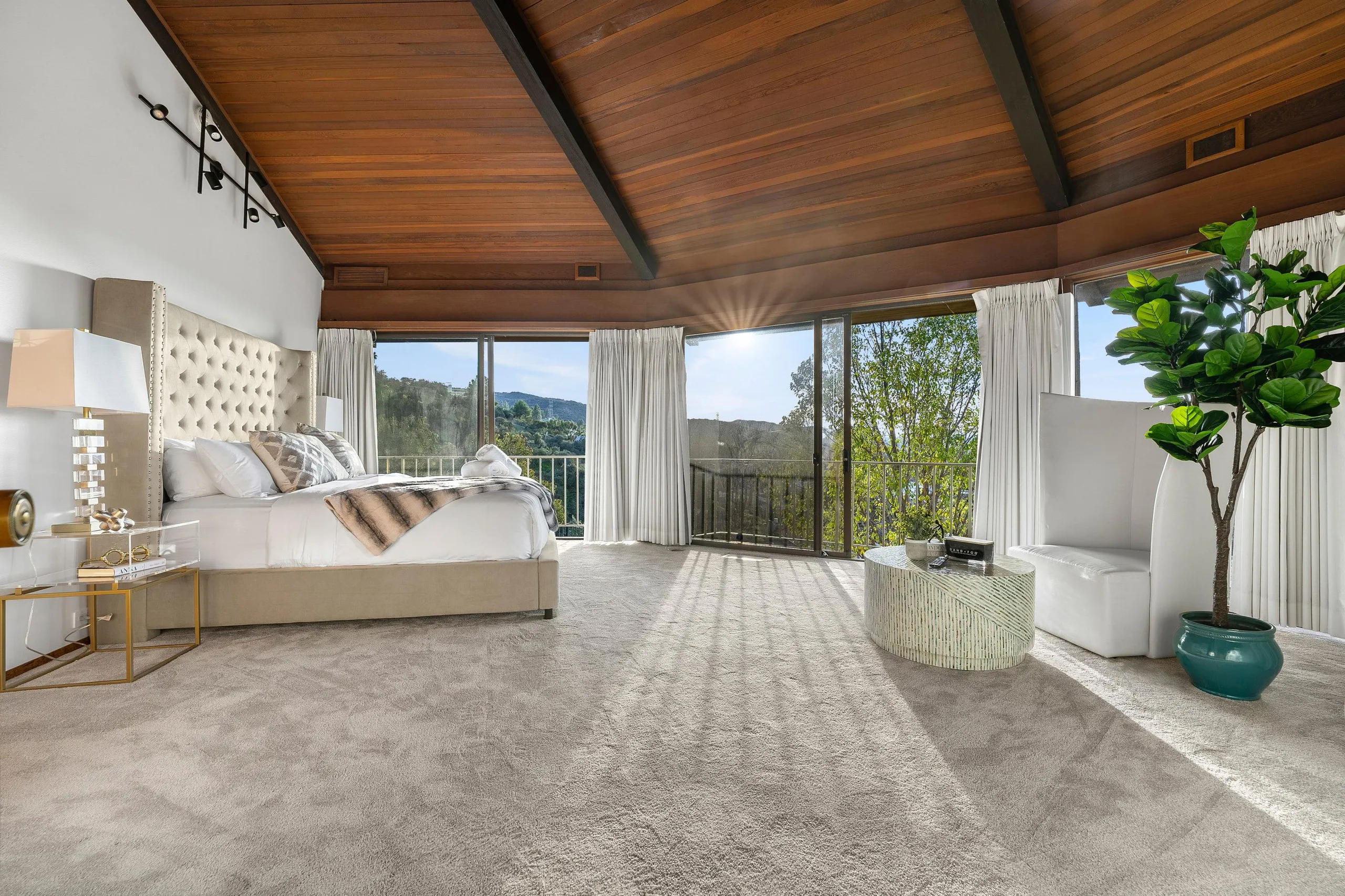 Incredible Mid-Century Architectural Sanctuary with Pool and Amazing Grounds — photograph 8
