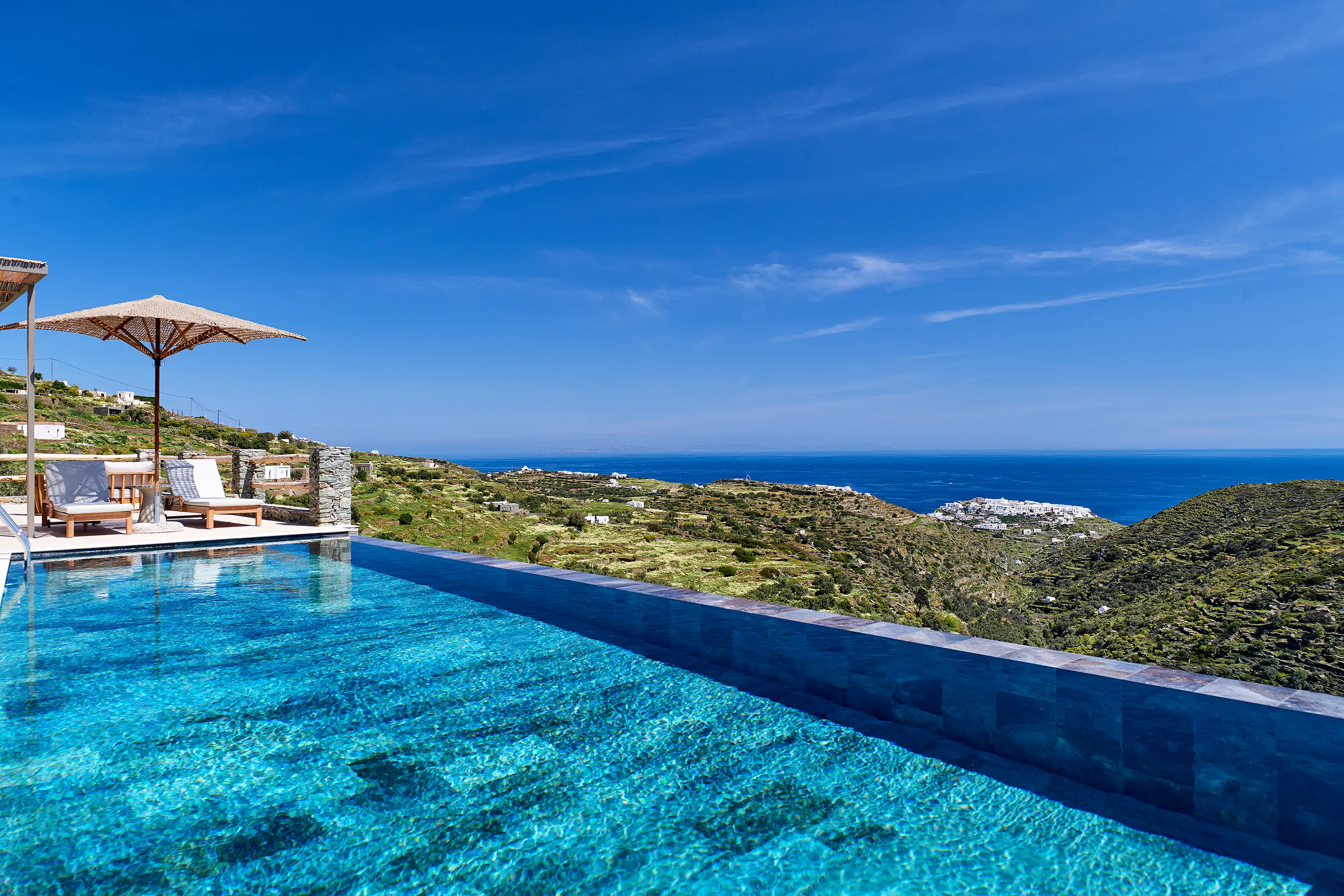 Luxurious Sifnos Getaway with Infinity Pools and Overlooking Vistas — photograph 5