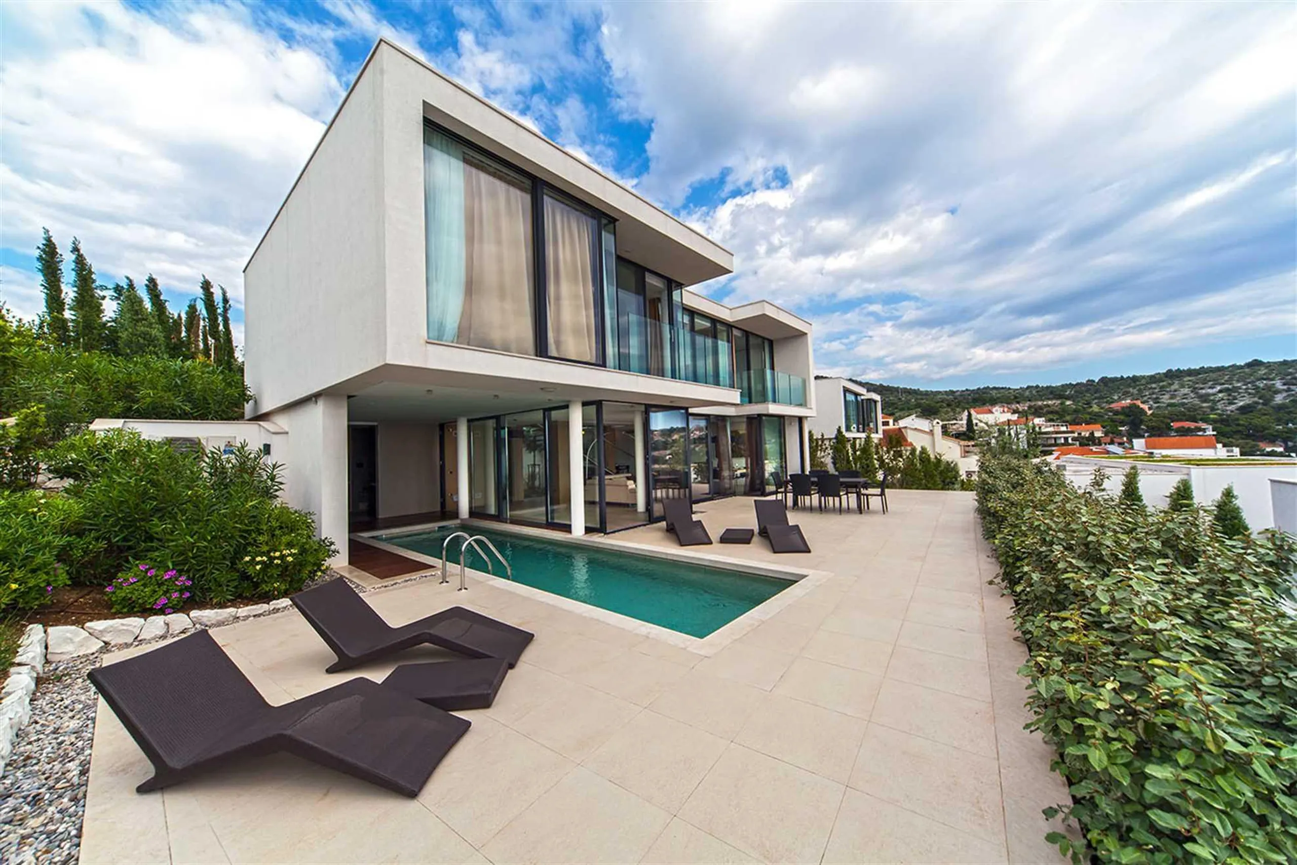Ornate Villa with Pool and Adriatic Coast Views — photograph 3