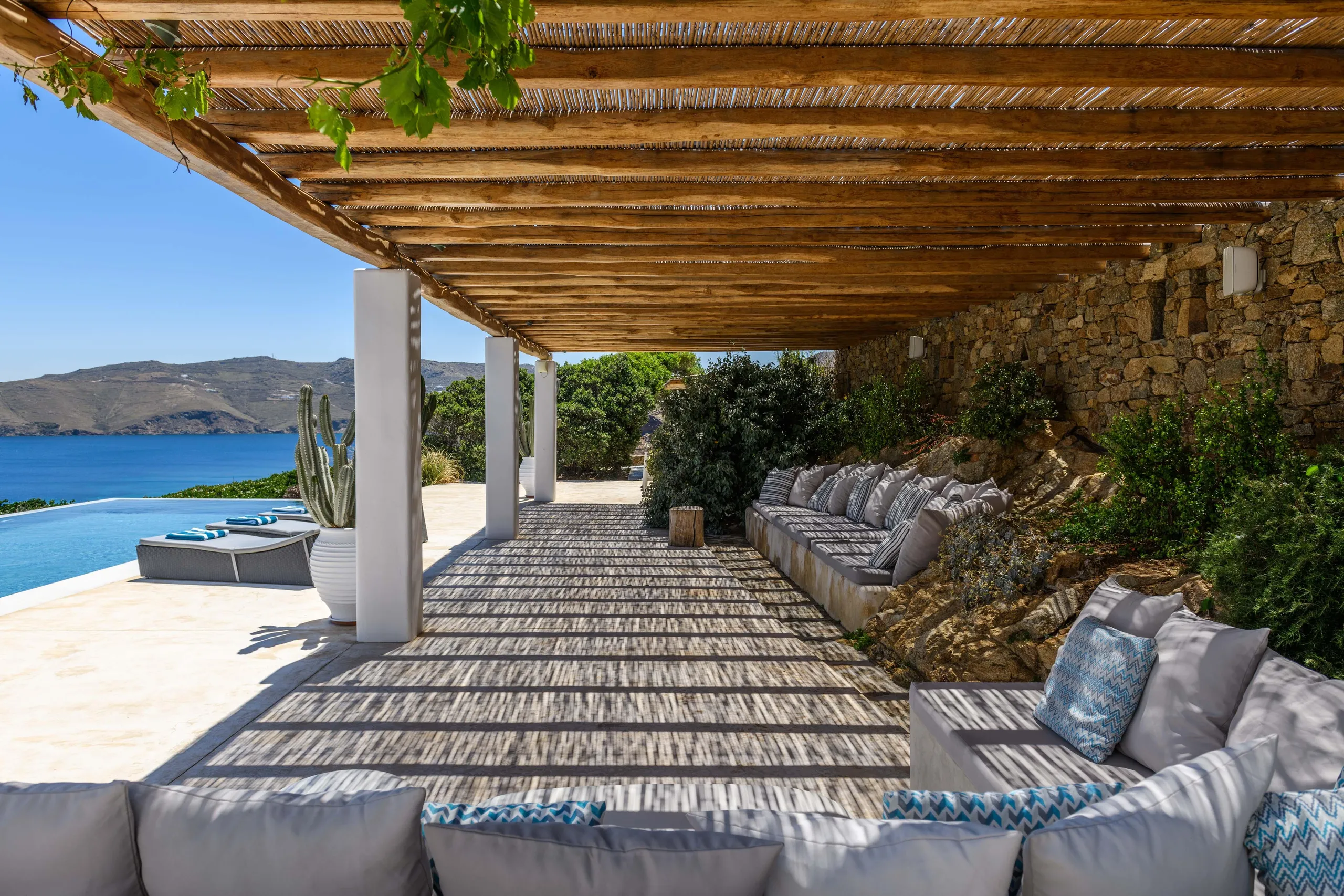 Immaculate Mykonos Villa with Designer Touches, Private Pool, Padel Court, and Panoramic Mediterranean Views — photograph 3