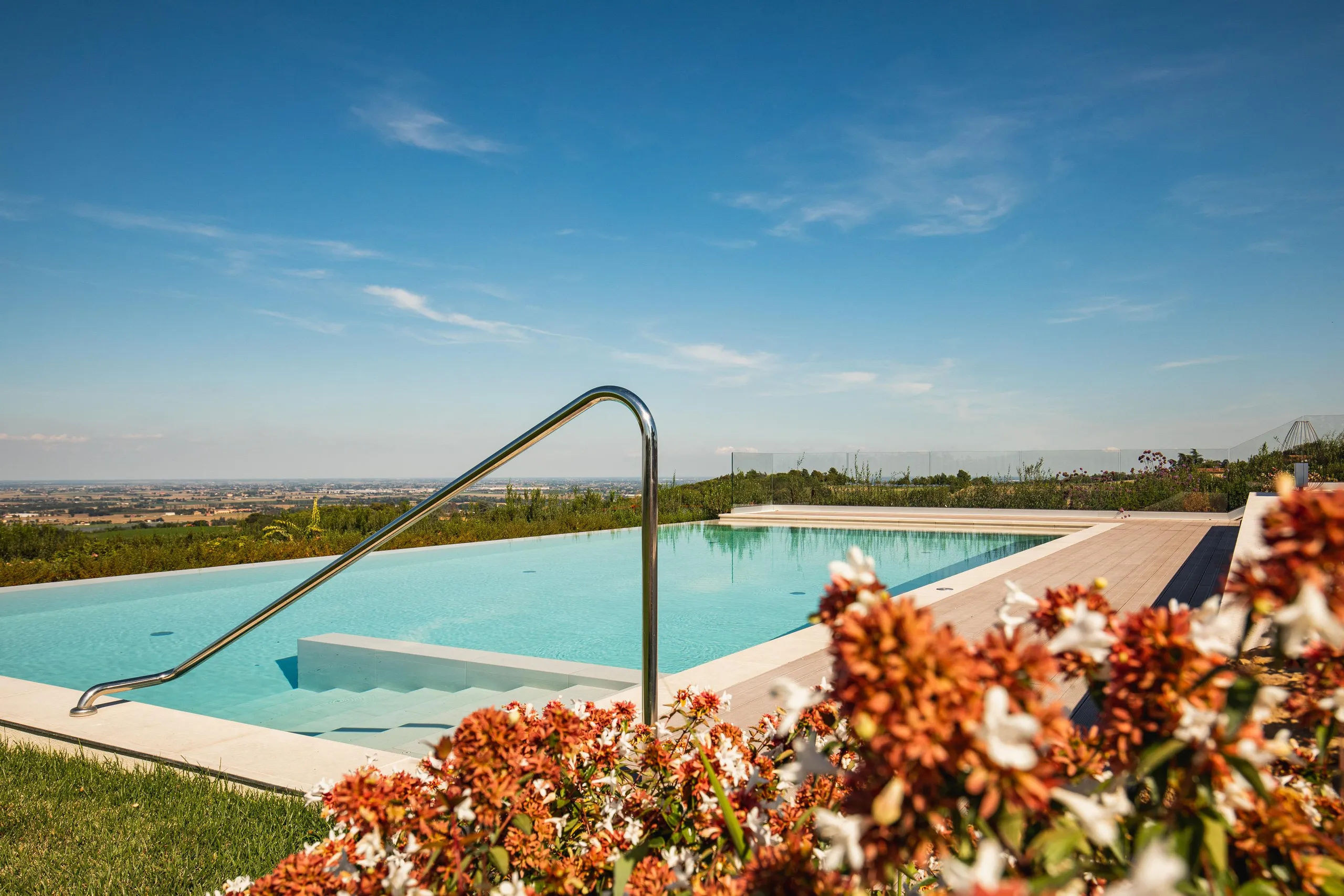 Classic Farmhouse Villa Overlooking Vineyard Amphitheater with Pool — photograph 8