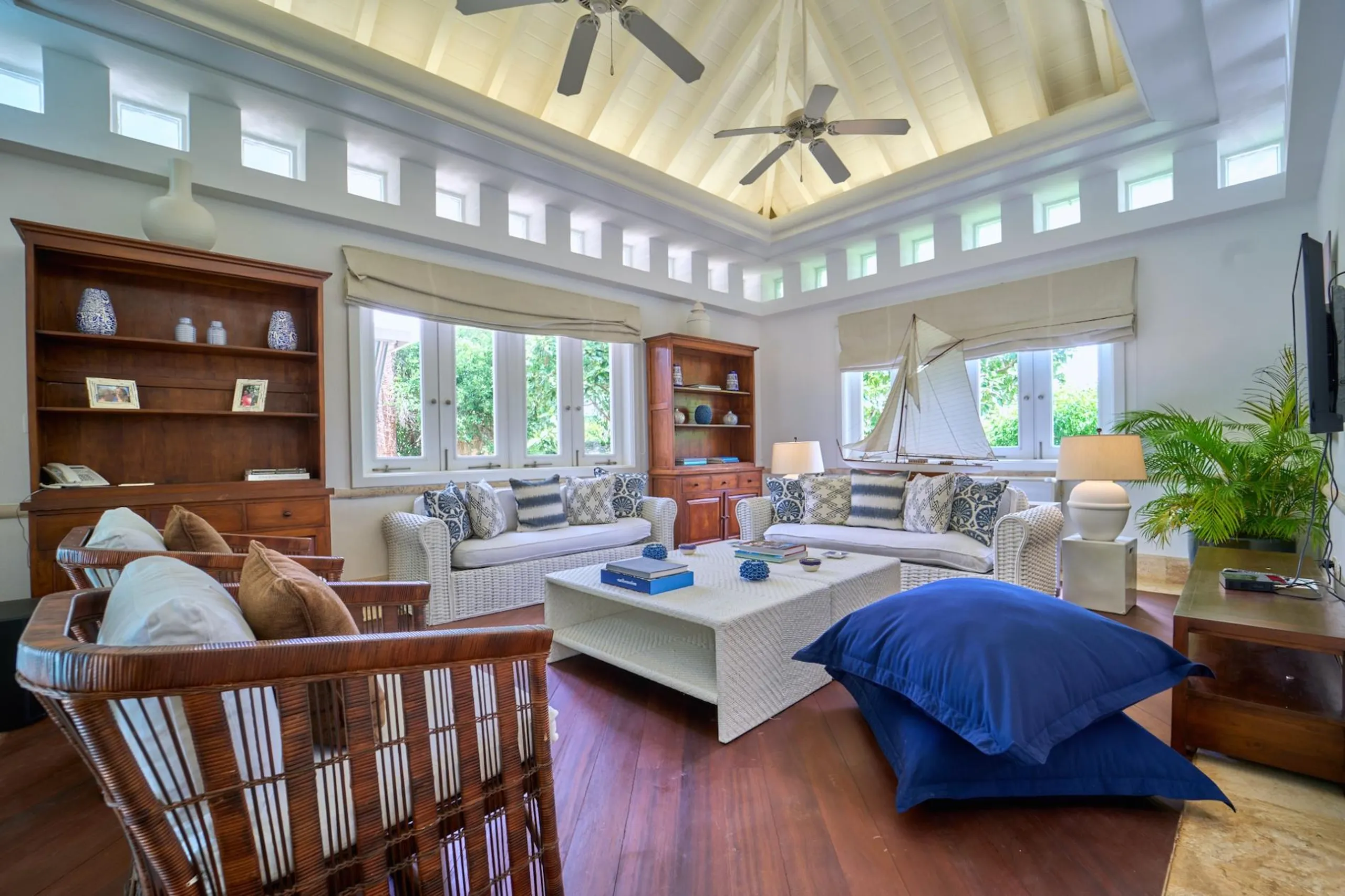 Sumptuous 5BR Villa with Private Pool and Breathtaking Golf Course Views — photograph 11