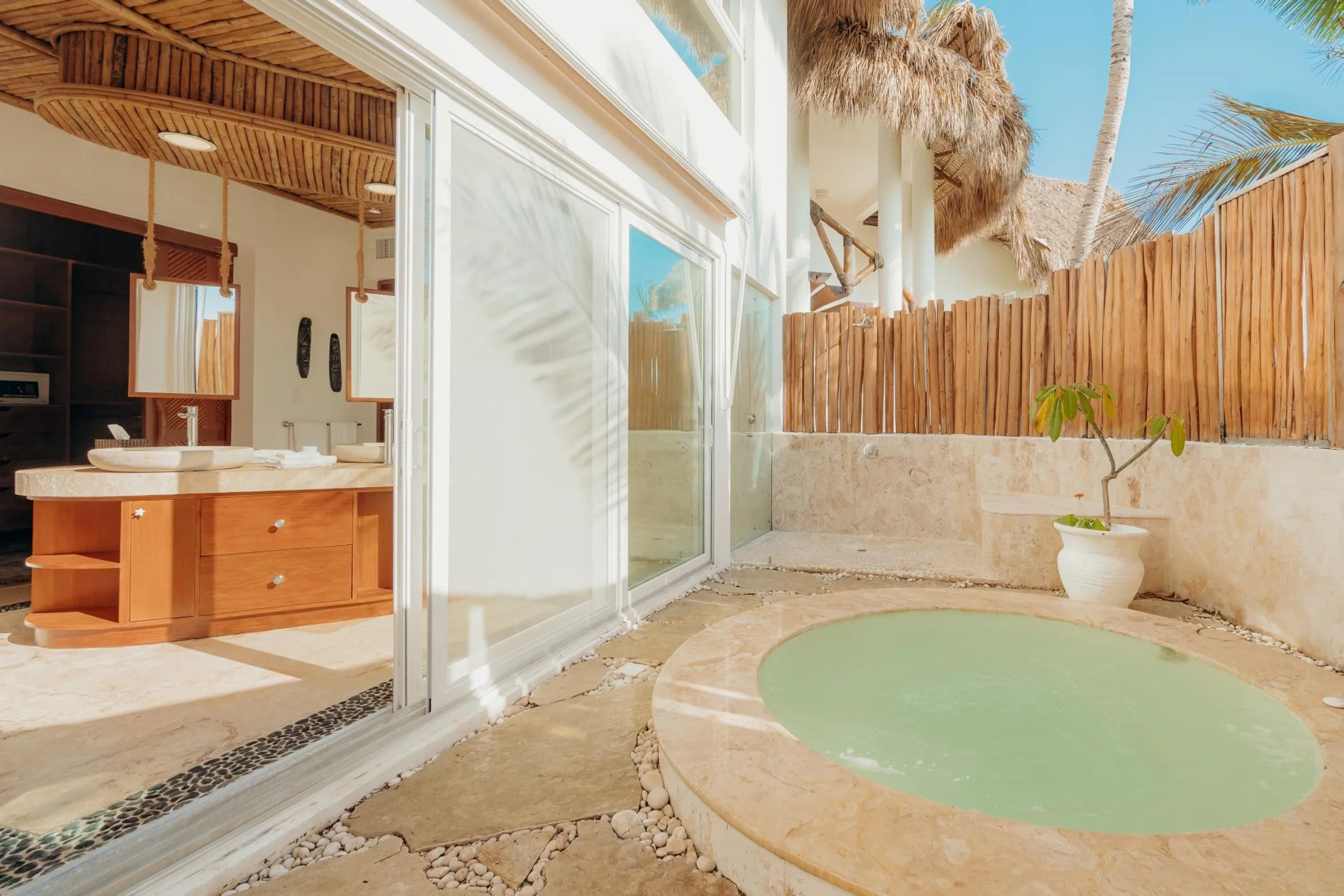 Invigorating Tropical Villa with Private Pool and Golf Course View — photograph 11