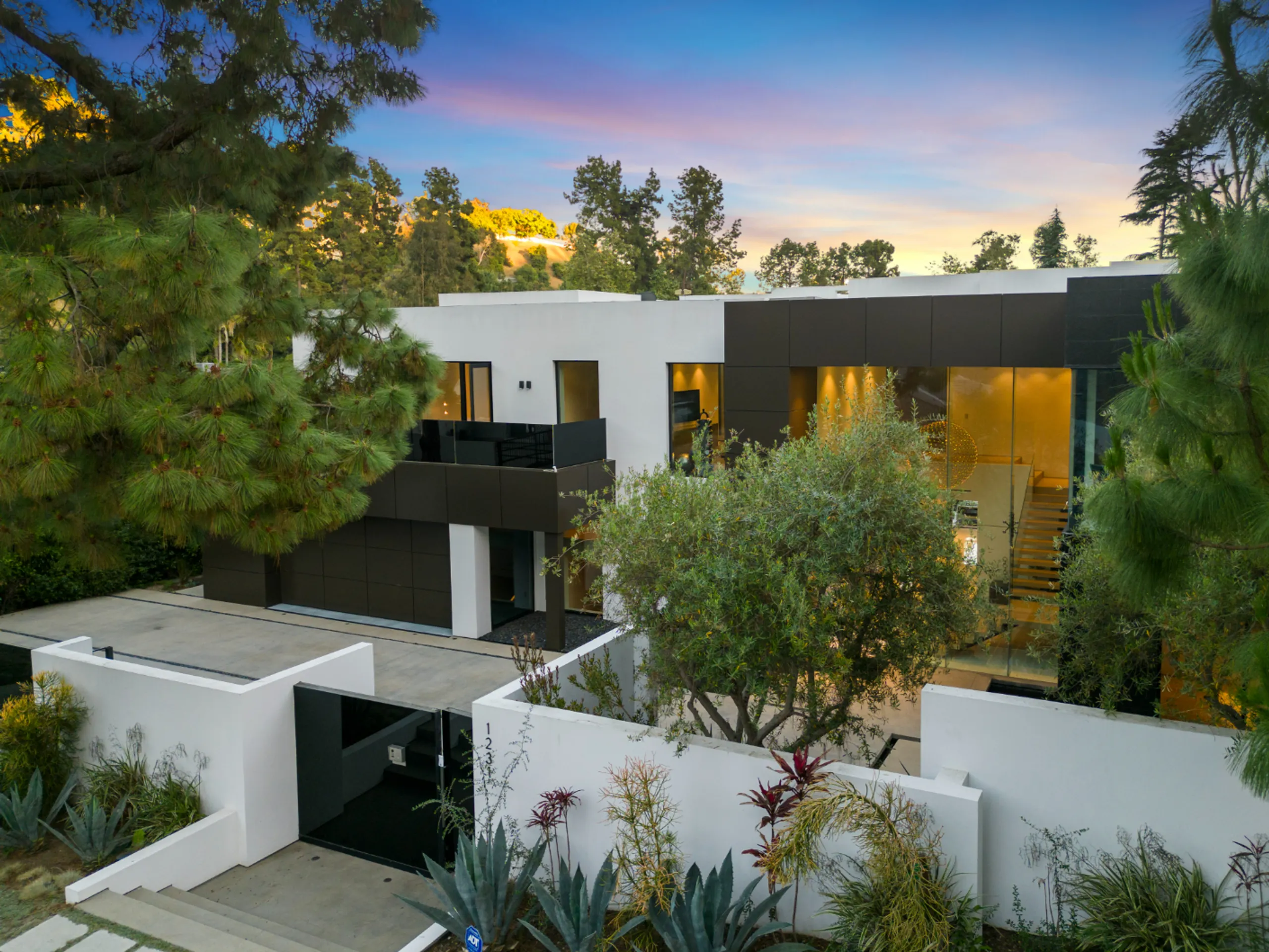 Marvelous Beverly Hills Villa with Private Pool, Spa, and Theater — photograph 11