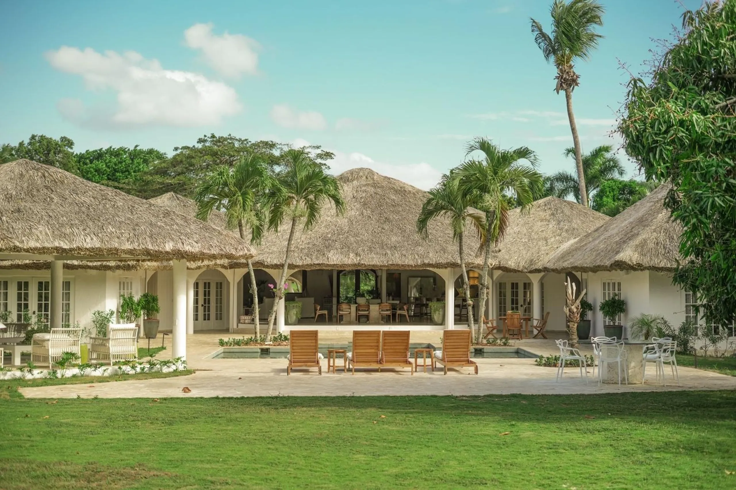 Tropical 4-Bedroom Villa with Golf Course Views & Beach Access, La Romana