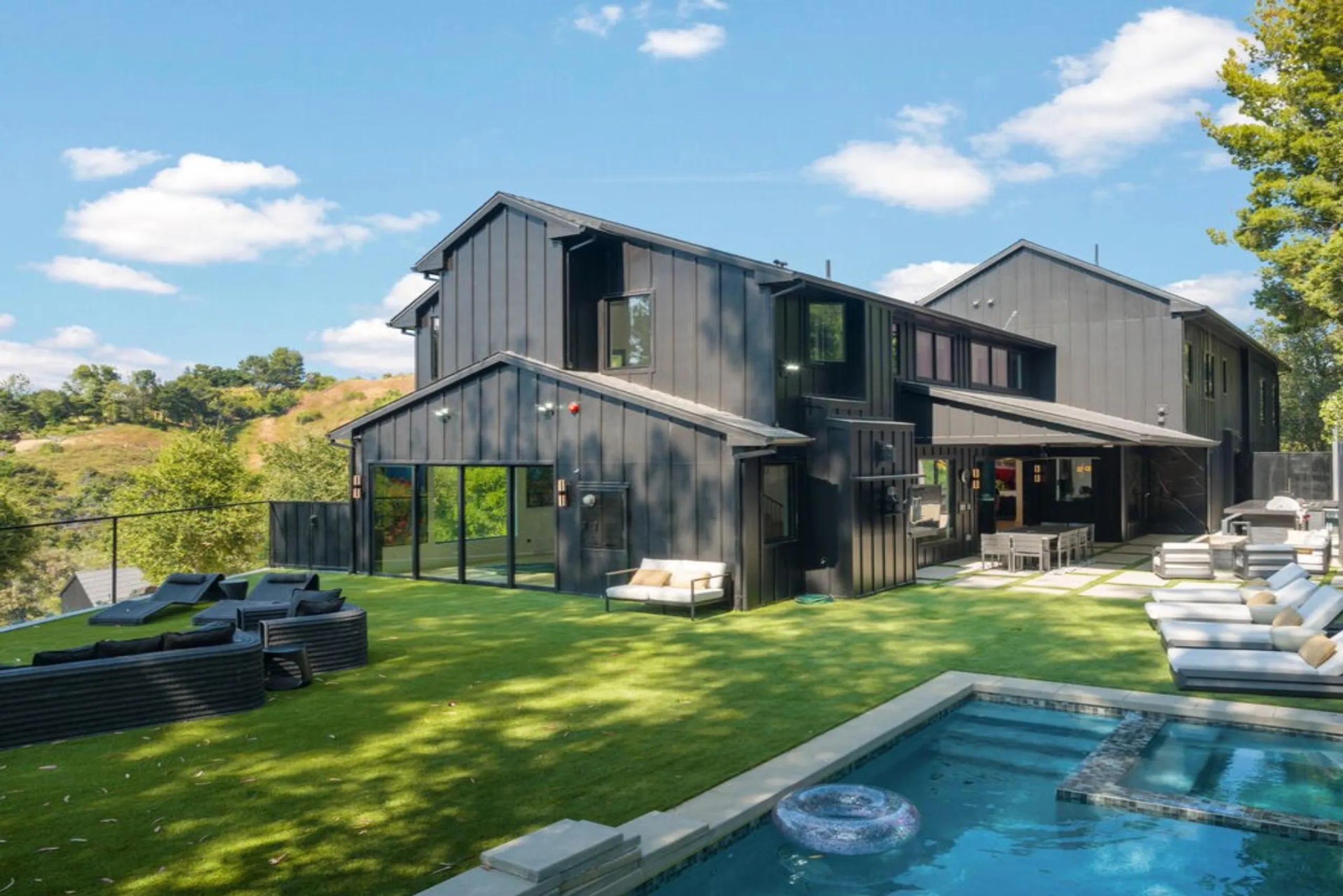 Exquisite Coldwater Canyon Sanctuary with Panoramic City & Mountain Views, Private Trails — photograph 9
