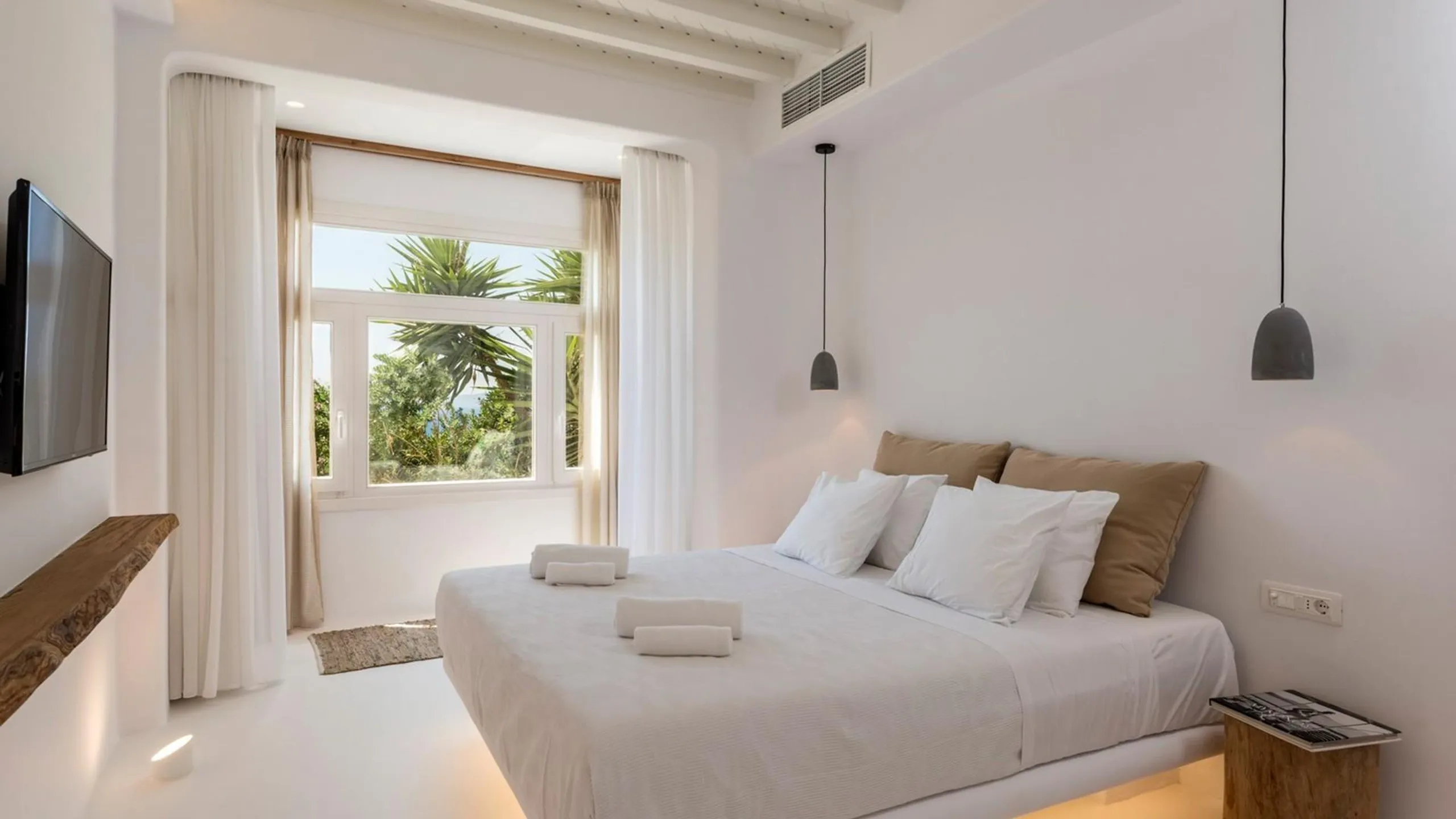Sumptuous Retreat Boasting Infinity Pool and Elegant Charm — photograph 9