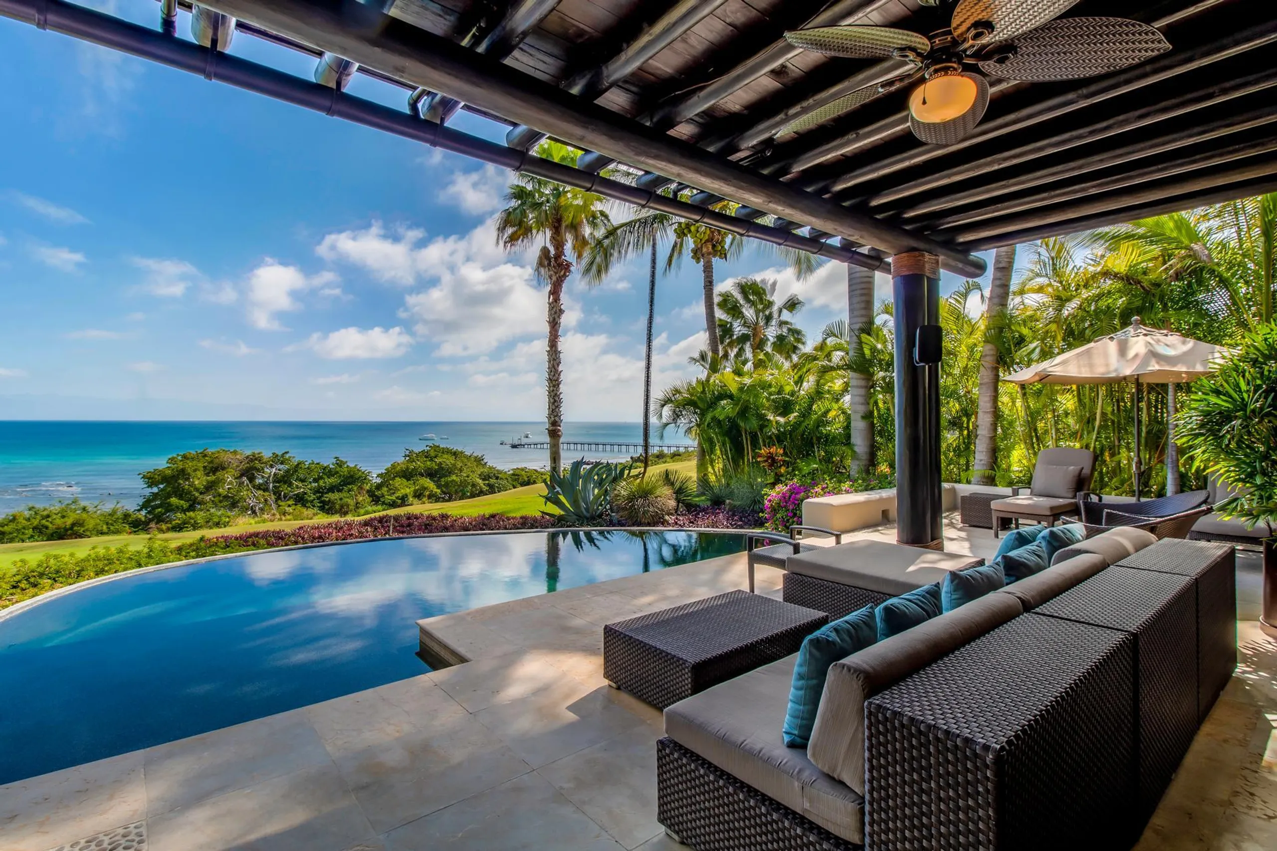 Blue Water Oasis with Infinity Pool and Spectacular Ocean Views — photograph 3