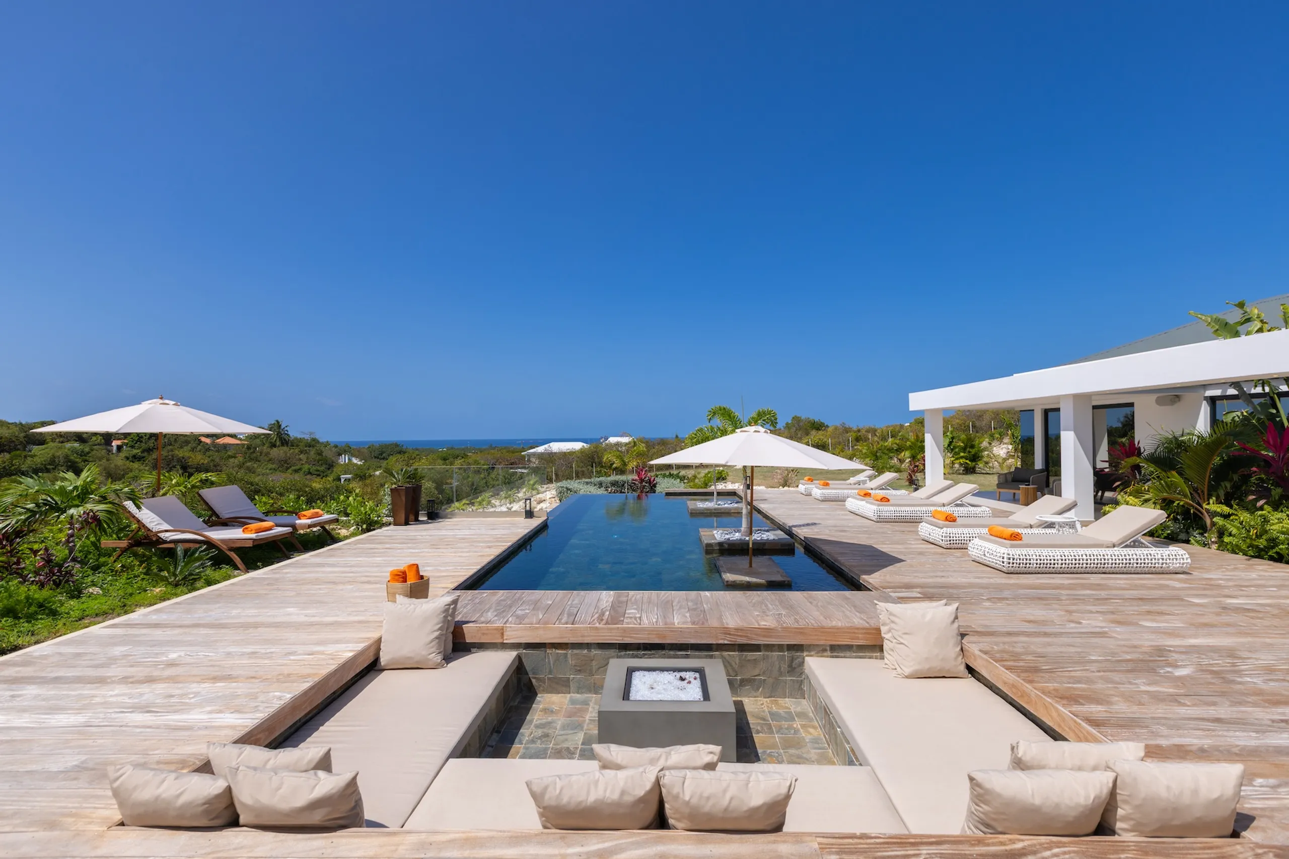 Stylish 5BR Terres Basses Villa with Heated Pool, Jacuzzi, & Panoramic Views — photograph 4