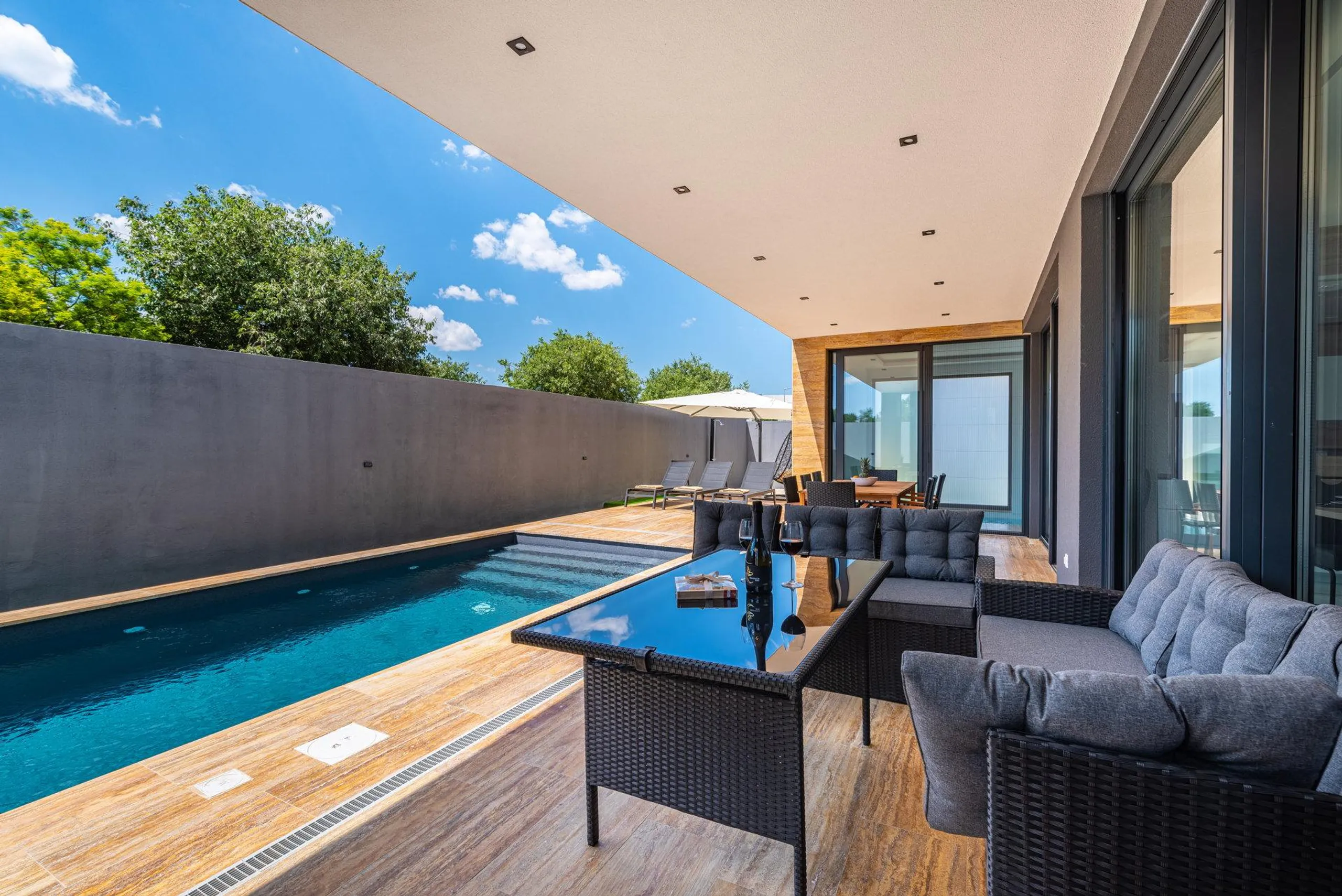 Breathtakingly Beautiful Villa with Dual Pools and Spectacular Views — photograph 4