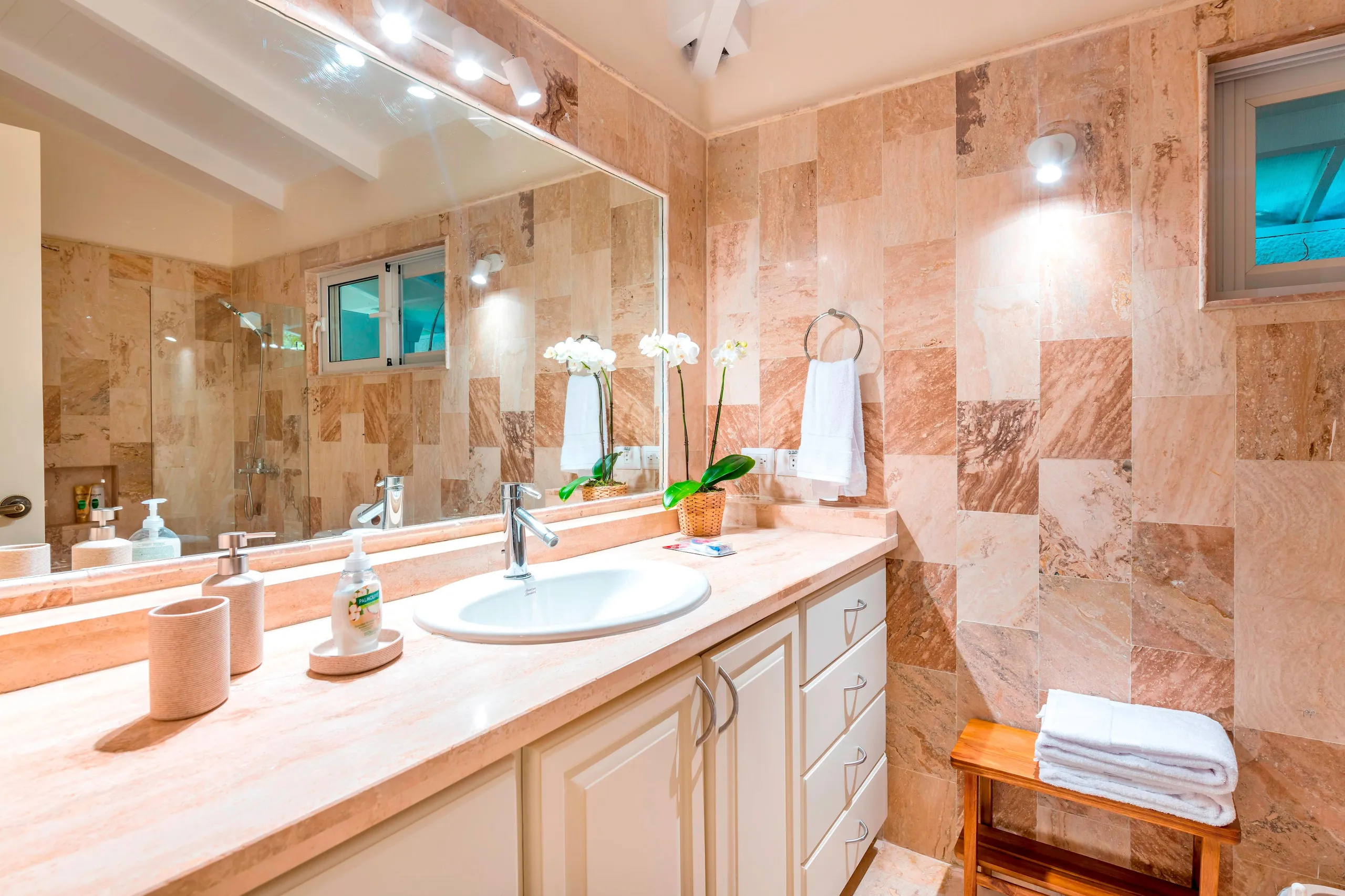 Serene Luxury Retreat with Crystal Pool — photograph 9