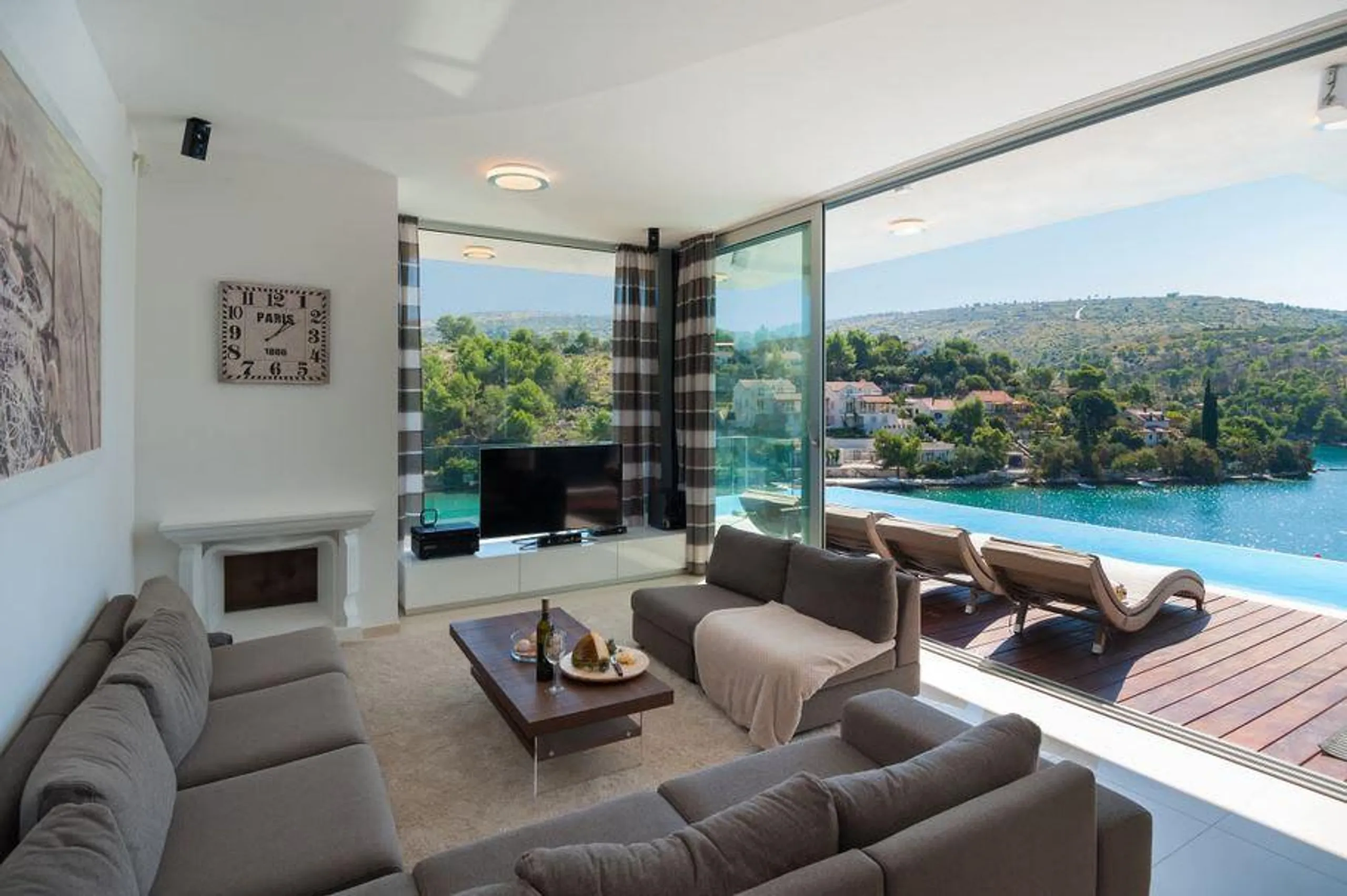 Exquisite Modern Villa in the Quiet Bay of Bobovisca — photograph 2