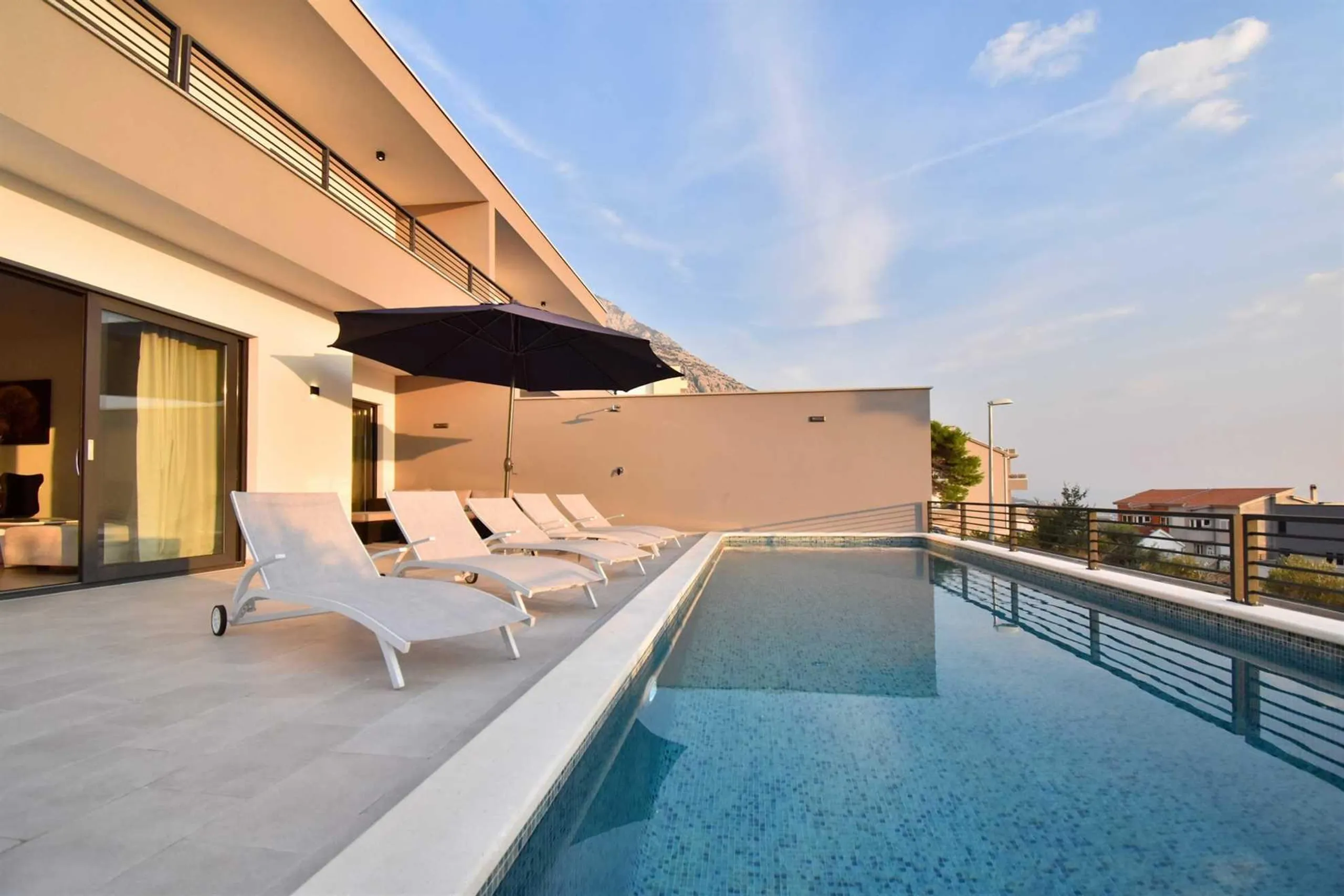 Plush Villa with Heated Pool and Panoramic Views of the Adriatic Sea — photograph 4