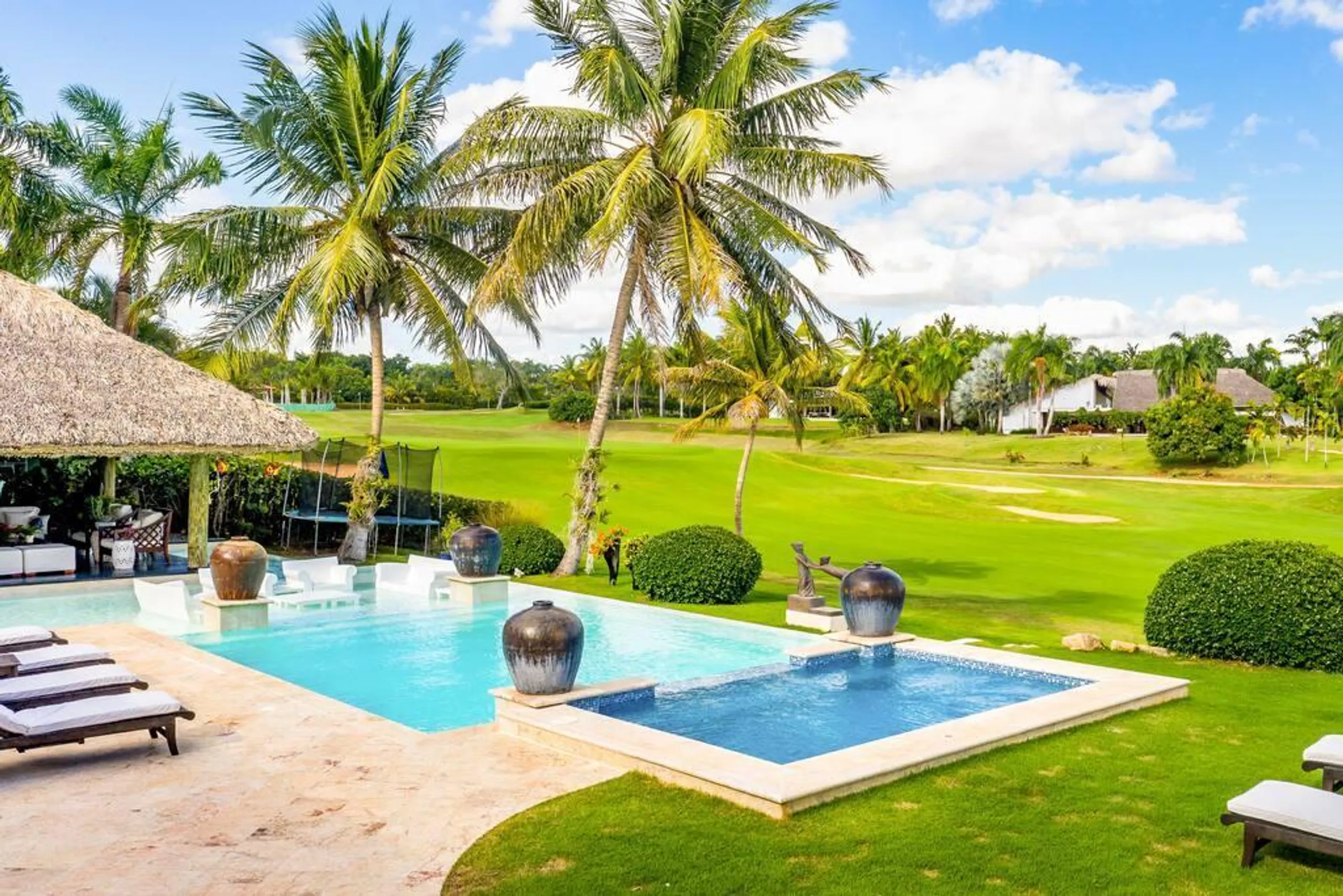 Sophisticated Paradise Retreat with Private Pool and Jacuzzi, La Romana