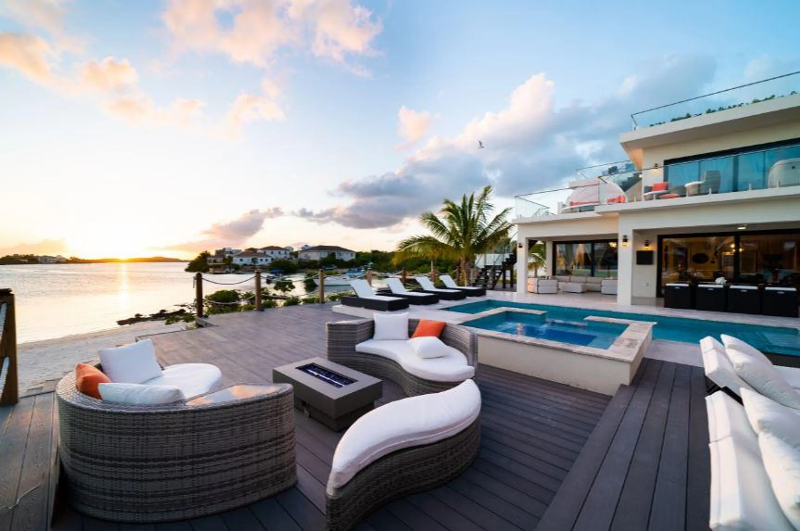 Chic Waterside Villa with Private Pool and Stunning Views — photograph 4
