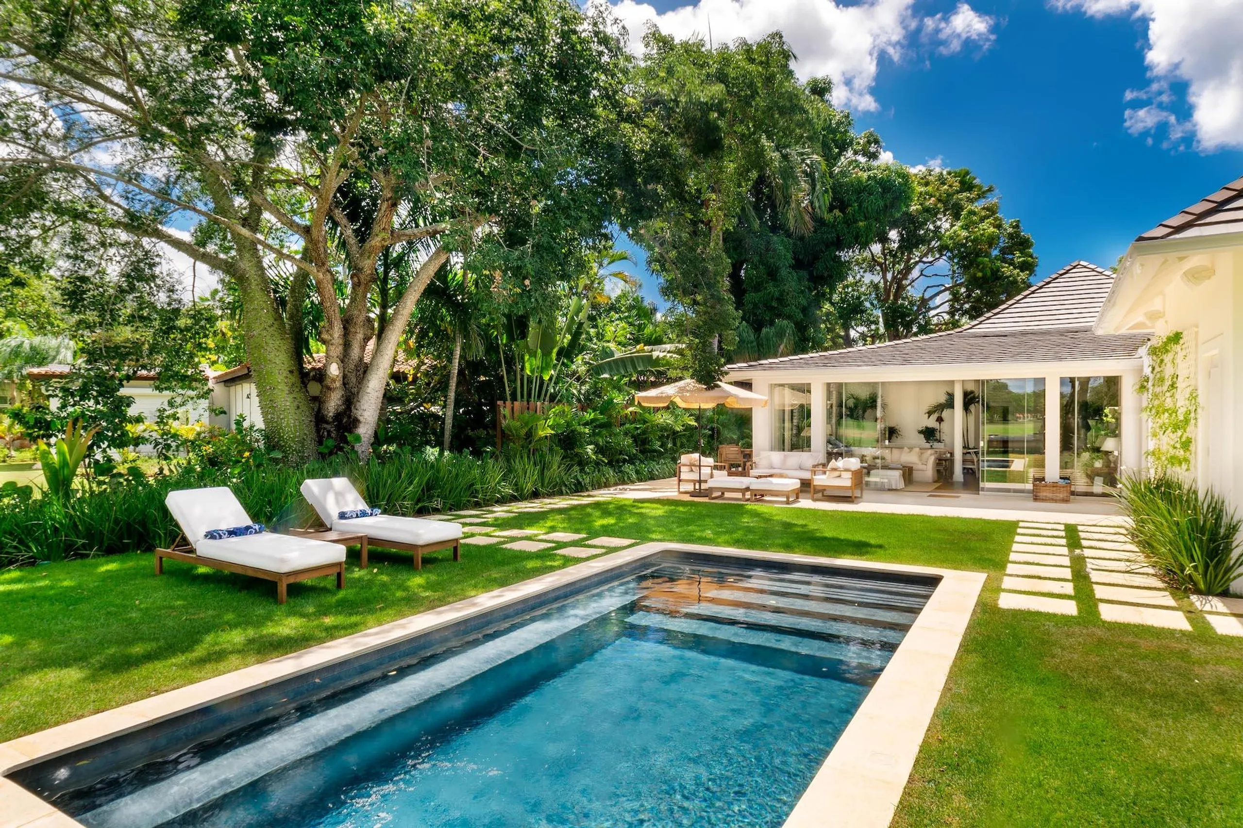 Glorious Fully Air-conditioned Villa with Private Pool and Picturesque Lake Views — photograph 2