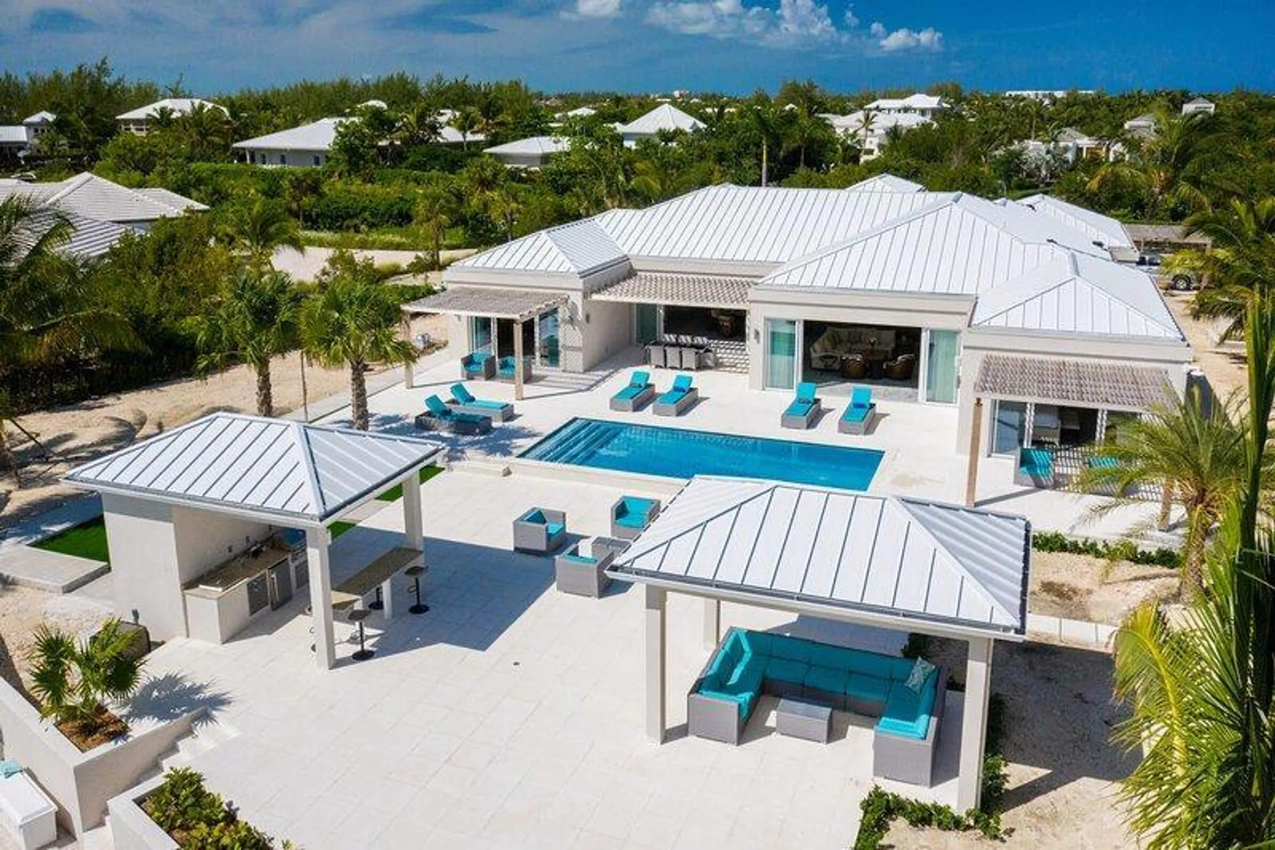 Awe-Inspiring Canal-Side Villa in Turks and Caicos with a Modern Island Flair — photograph 2