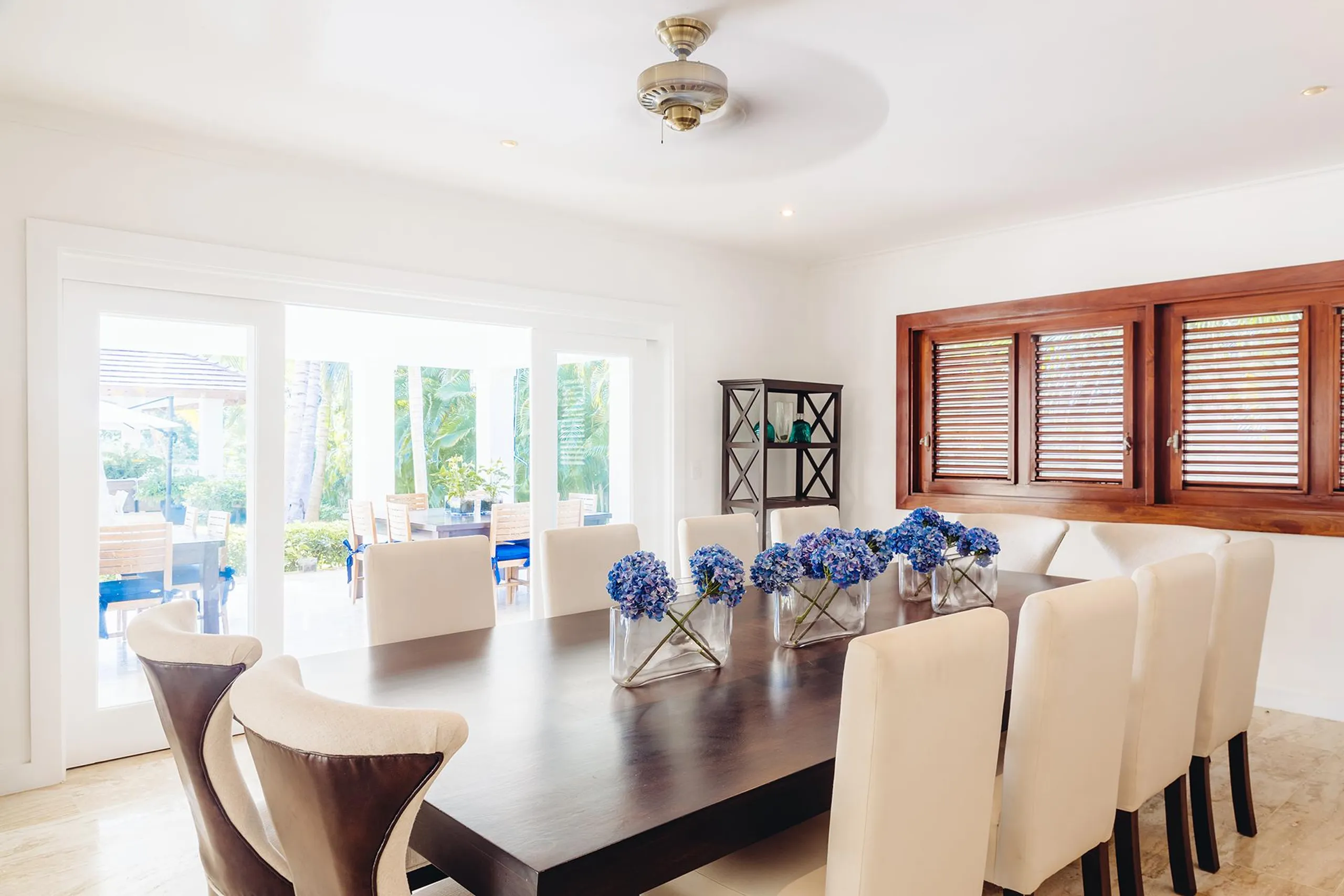 Contemporary Caribbean Retreat with Lush Gardens and Golf Course Views — photograph 8