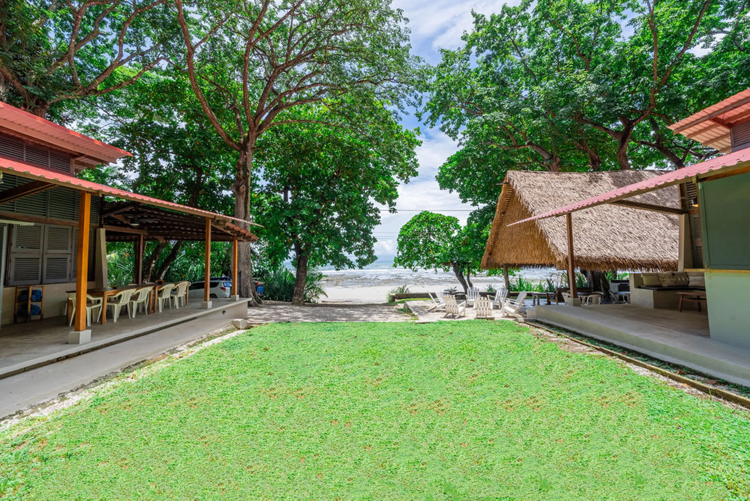 Exclusive Beachfront Compound with Ocean Views & Private Access — photograph 3