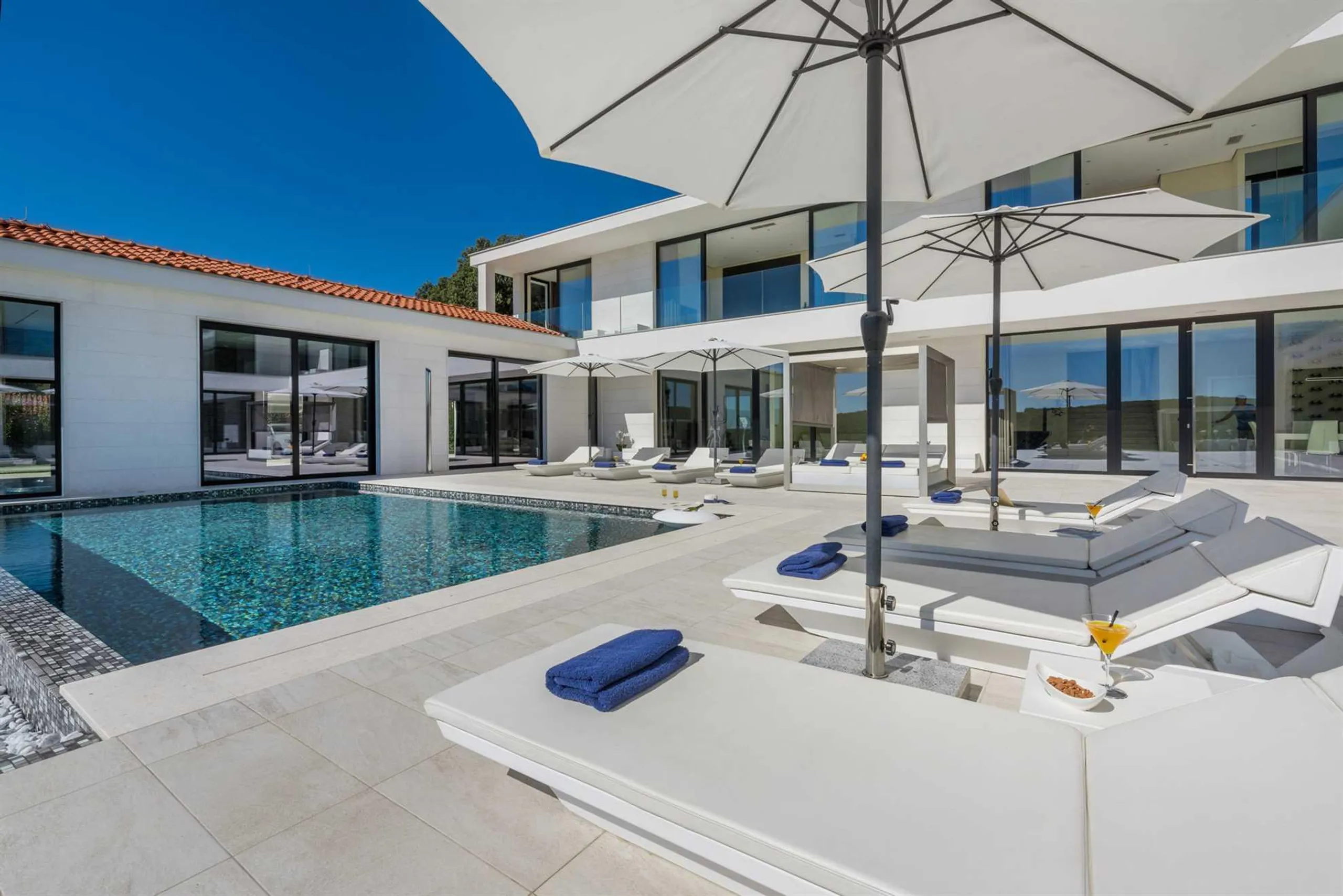 Elegantly Appointed 5-Bedroom Villa with Heated Pool, Private Beach and Jacuzzis — photograph 3