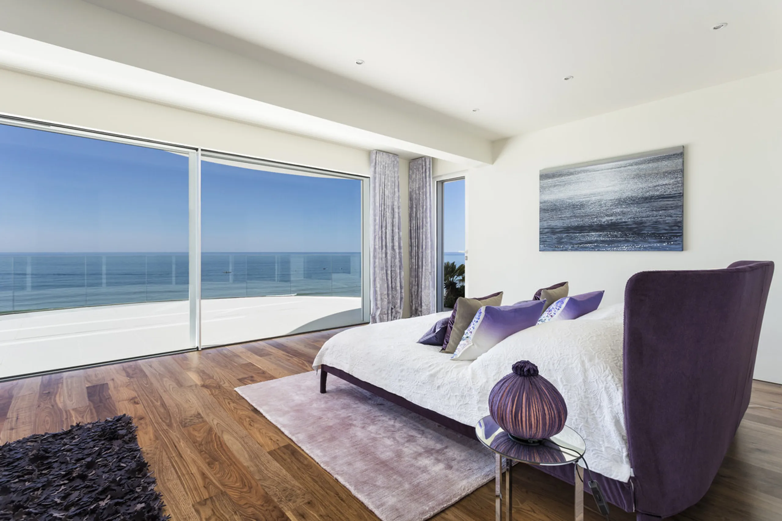 Captivating Contemporary Villa with Infinity Pool and Spectacular Coastline Views — photograph 8