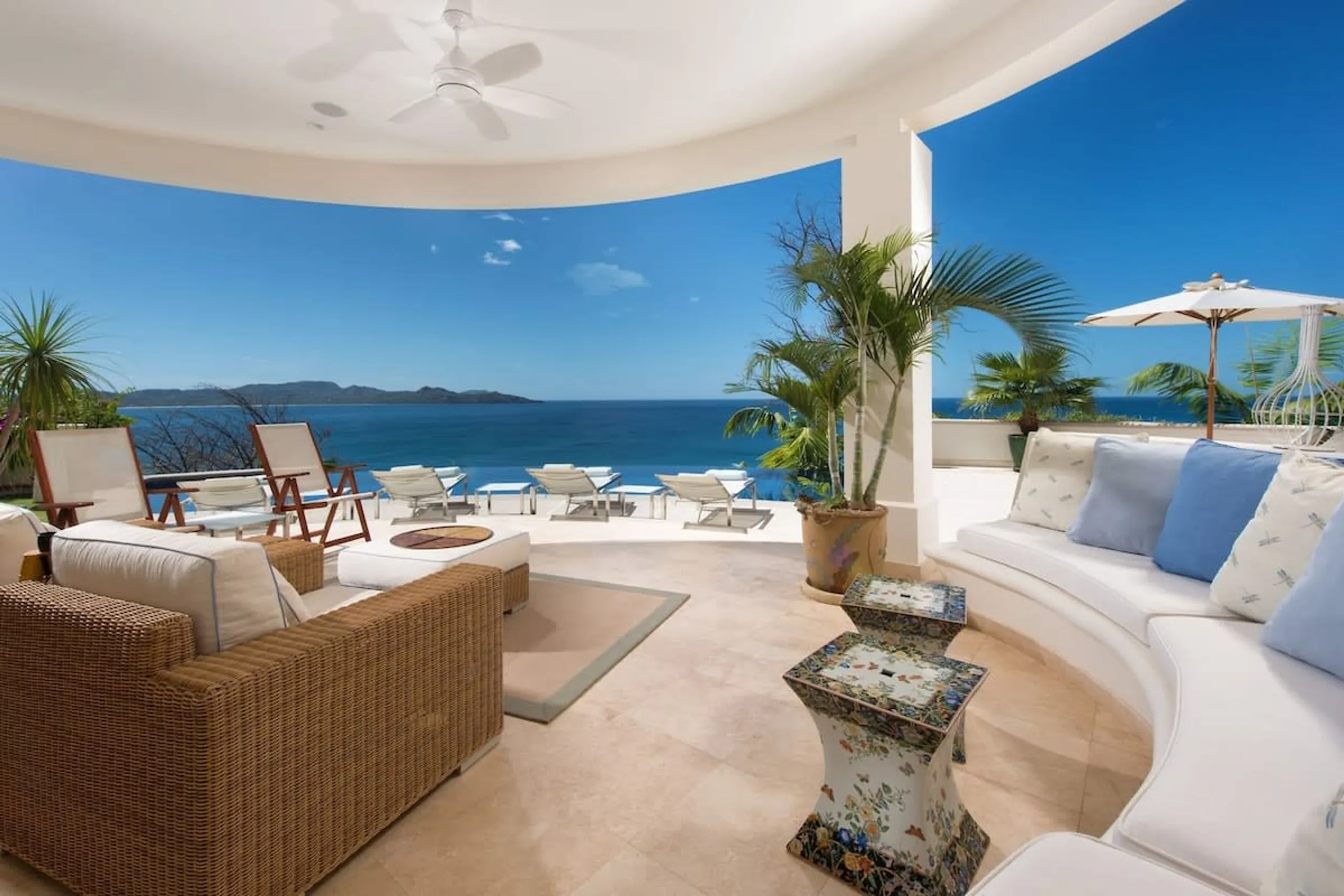 Opulent Beachfront Villa in Flamingo with Private Pool, Private Beach Access and Panoramic Ocean Views — photograph 2