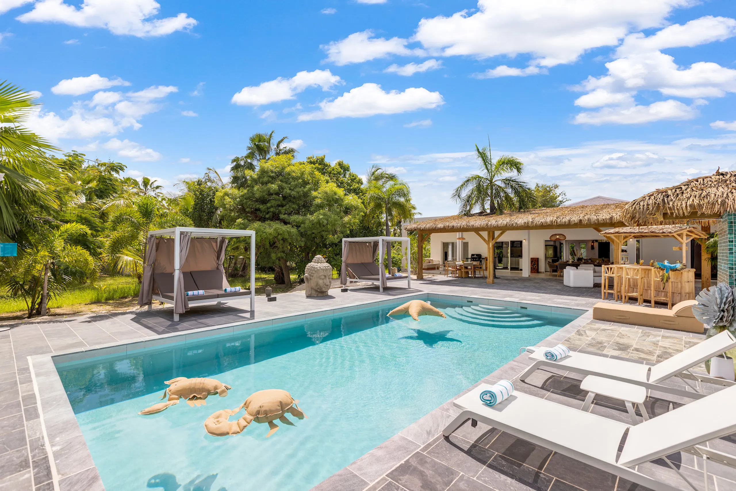 Elegant Terres Basses Villa with Pool, Jacuzzi & Private Garden Oasis — photograph 2