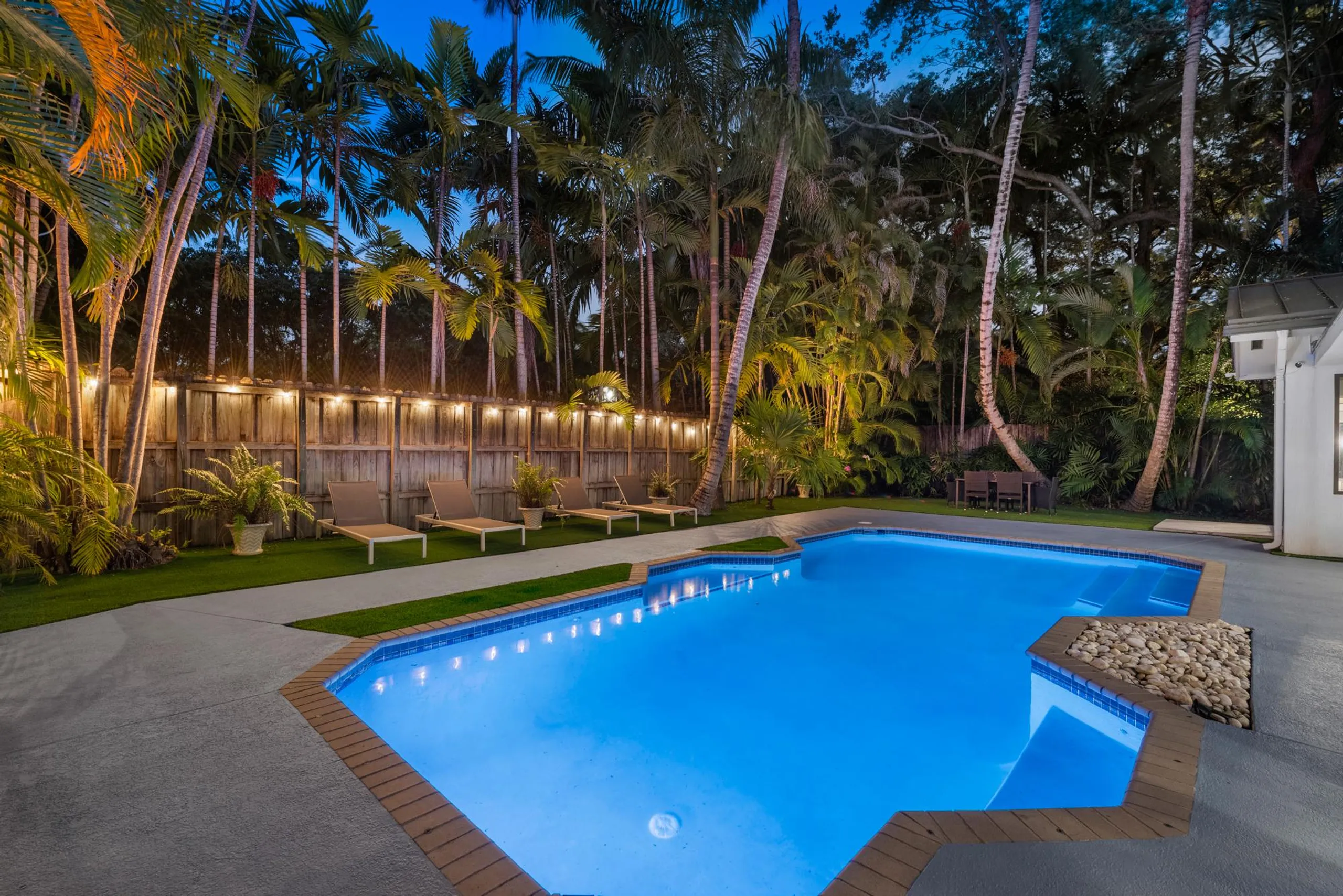 Coral Haven Modern Luxe Estate with Private Pool — photograph 5