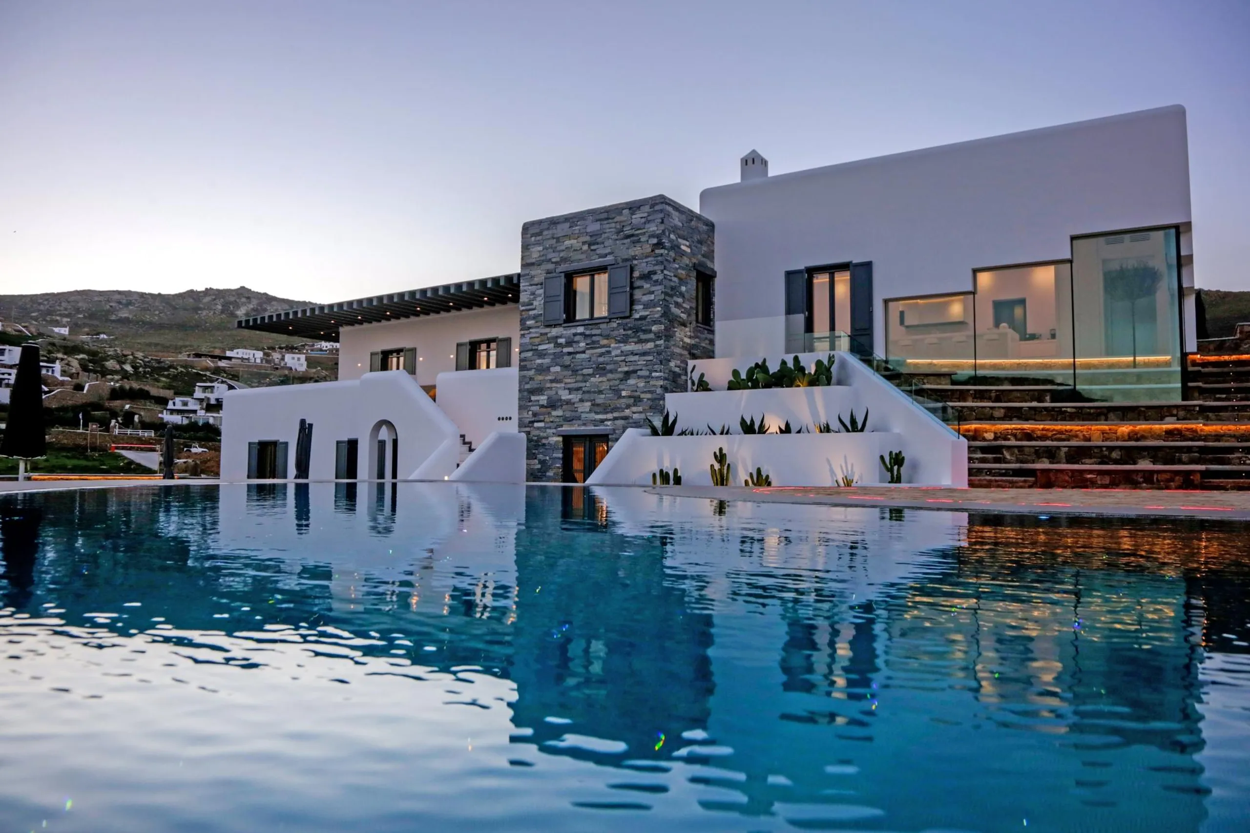 Invigorating Mykonos Retreat with Gorgeous Views — photograph 4
