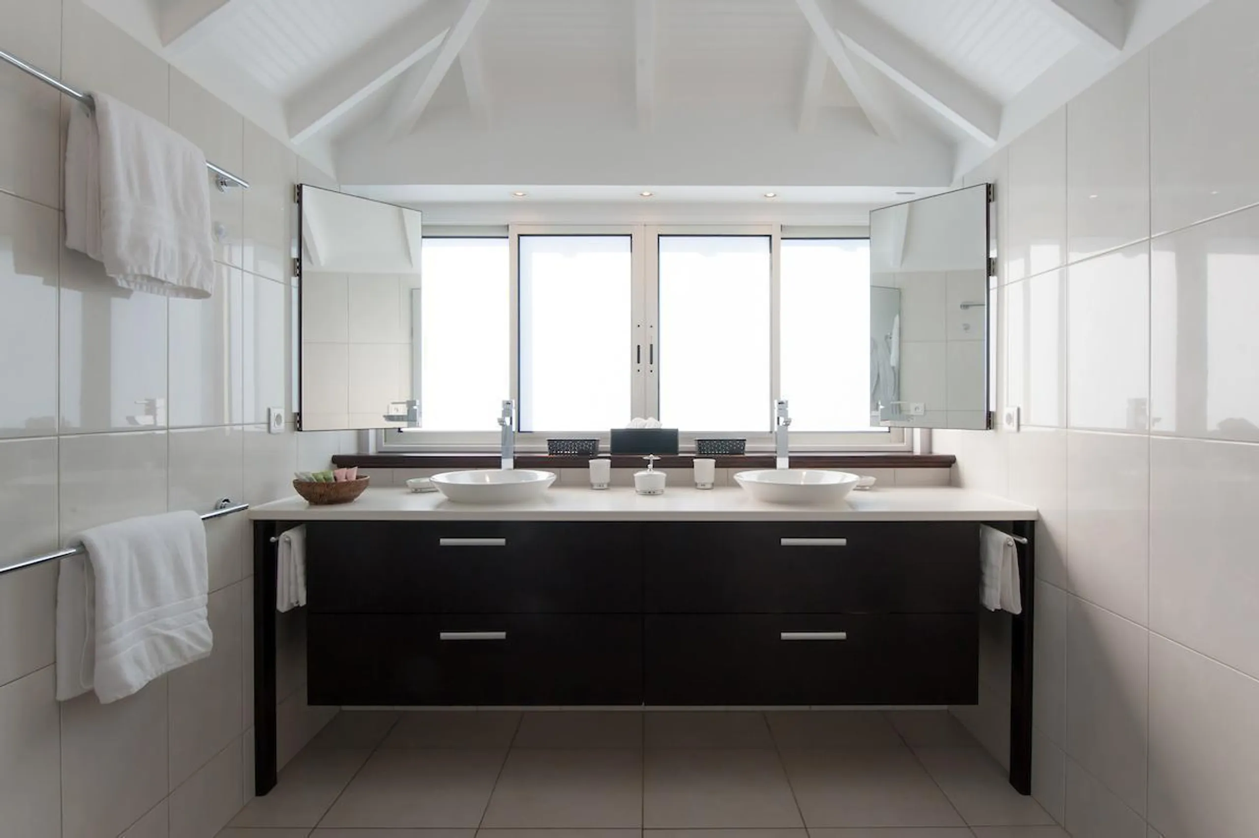 Charming Oceanview Estate with Private Pool and Walks to Beach — photograph 12