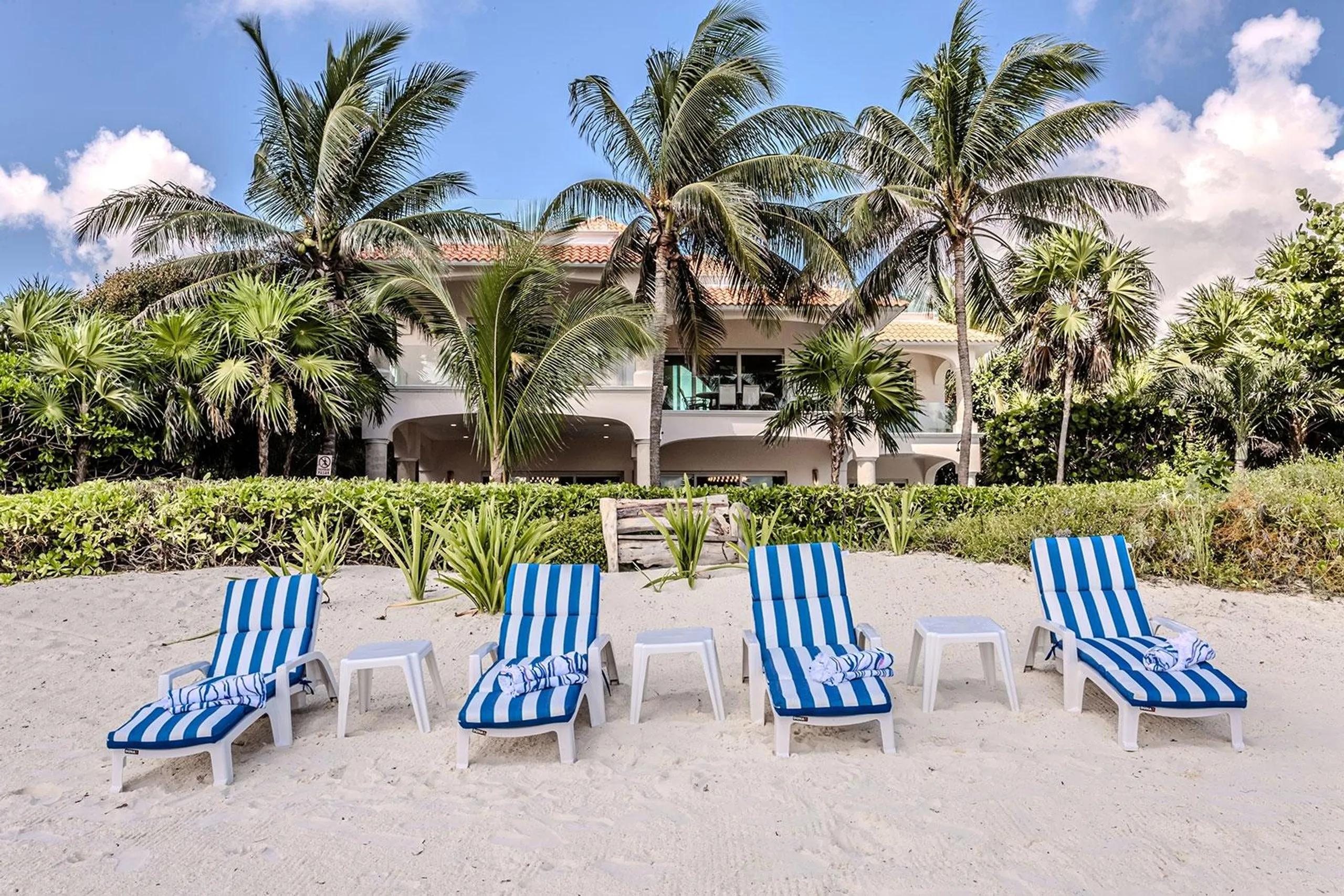 Rustic-Chic Oceanfront Villa with Pool Tables, Jacuzzi, and Direct Beach Access — photograph 5