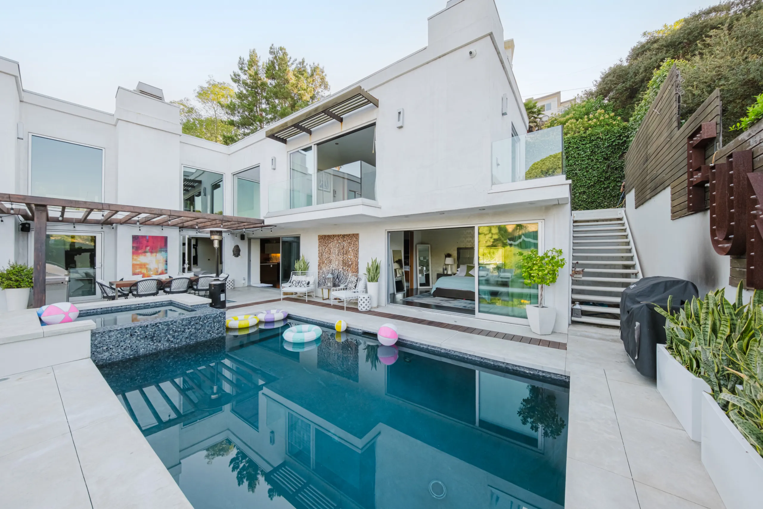 Hollywood Hills Villa with Private Pool, Outdoor Entertainment and Canyon Views — photograph 3