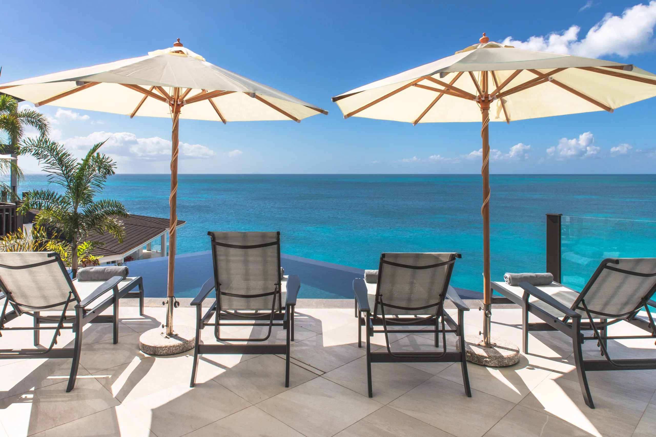 Tranquil Oceanfront Four Bedroom Villa with Infinity Pool and Expansive Wrap-Around Deck — photograph 4