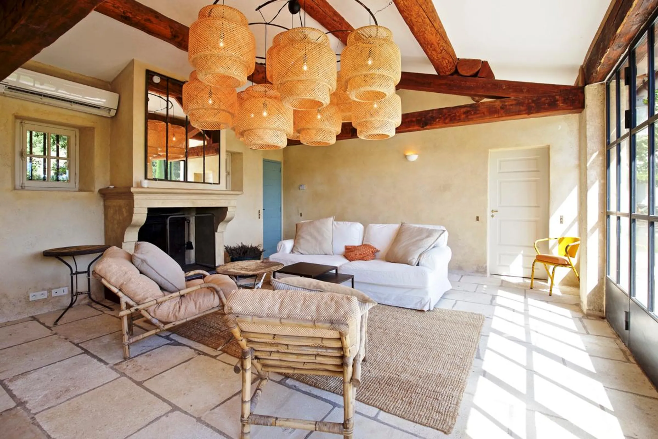 Sensational 10-Hectare Estate with Heated Pool and Distant Mountain Views — photograph 9